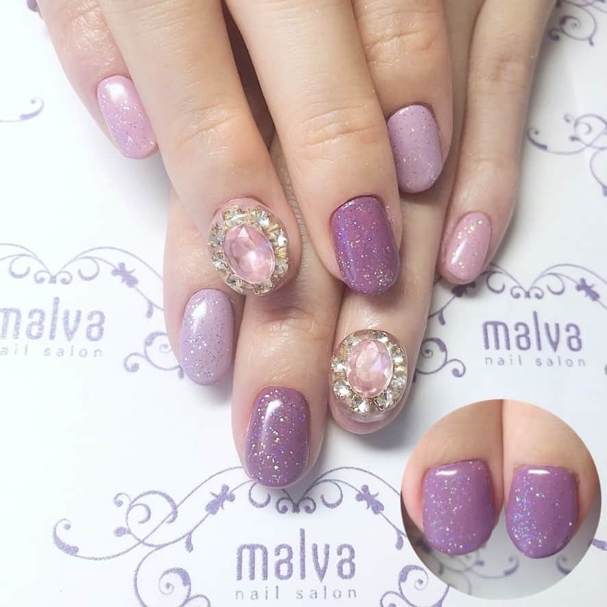 nailsalon malva（ネイルサロンマルヴァ）さんのインスタグラム写真 - (nailsalon malva（ネイルサロンマルヴァ）Instagram)「@tsubasamasuwaka1013  ちゃん❤︎⠀ ⠀ New nail ✞⠀ ⠀ 色にこだわったオリジナルカラーの上にキラキラと光るオーロラのラメをのせたネイル❤︎⠀ ⠀ malvaオリジナルのビジューパーツもピンクで可愛いです♪⠀ ⠀ 𝐬𝐰𝐢𝐩𝐞で動画もご覧ください☺︎⠀ ⠀ ⠀ ⠀ ♥ 𝐧𝐚𝐢𝐥 𝐬𝐚𝐥𝐨𝐧 𝐦𝐚𝐥𝐯𝐚 ♥⠀ ⠀ ⠀ ご予約はLINEから⠀ LINE ID→《@malvaで検索🔍》⠀ ⠀ キャンペーンネイル・料金表は⠀ HPからご覧ください✯*･ :.｡⠀ ▶︎http://www.malvanail.com/sp/⠀ ⠀  #malva#nailsalonmalva#ネイル#nail#nailart#naildesign#nailstagram#beautysalonmalva#gel#ジェルネイル#ネイルデザイン#ネイル動画#ビジューネイル#ネイルチップ#益若つばさ　ちゃん#malvaネイル#お洒落ネイル#ネイリスト募集#美甲#fashion#春ネイル#네일#젤네일#甲油#春カラー#beauty#エニシーグローパック正規取扱店#エニシーグローパック#リアムール正規取扱店#オリジナルパーツ」2月20日 12時00分 - malva_nail