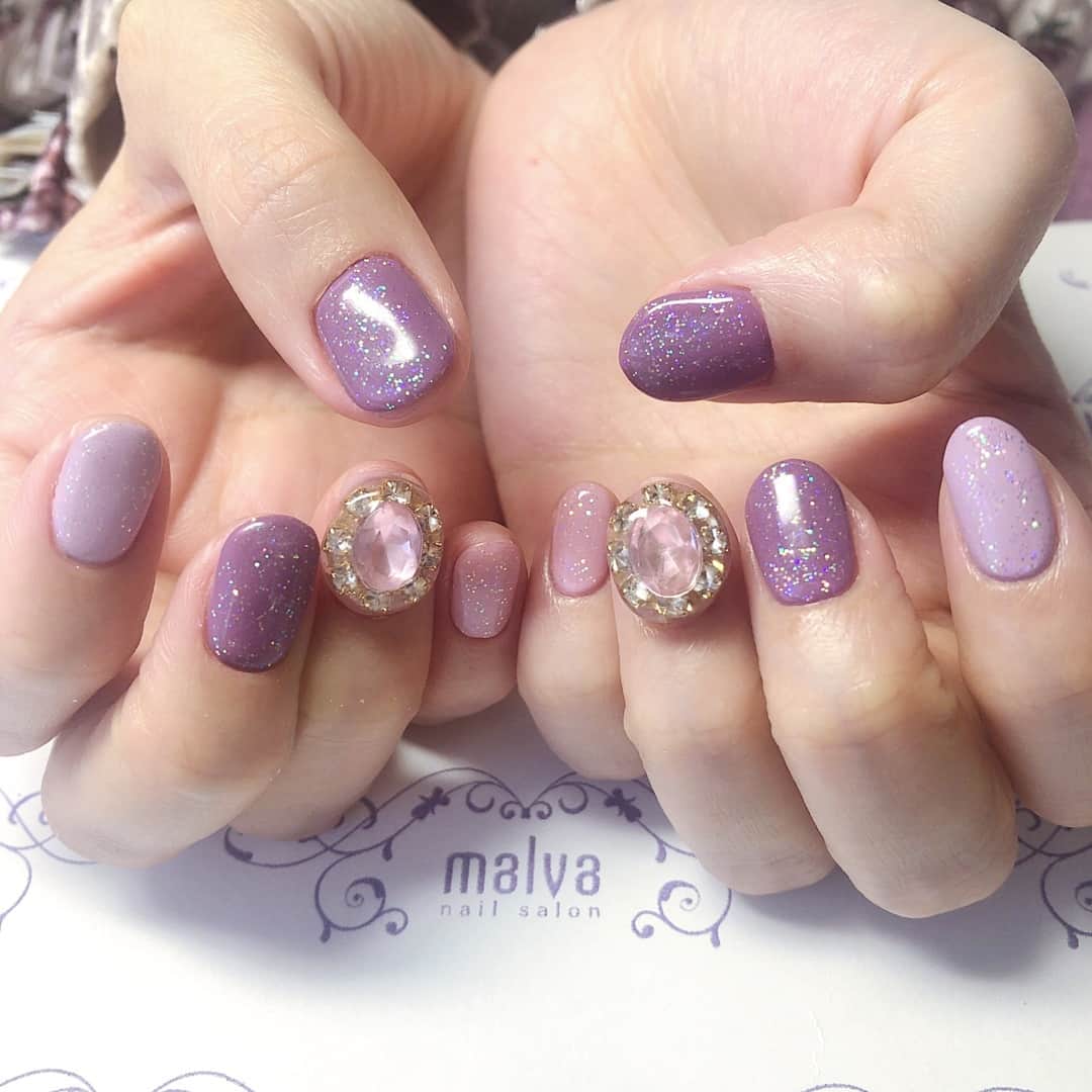 nailsalon malva（ネイルサロンマルヴァ）さんのインスタグラム写真 - (nailsalon malva（ネイルサロンマルヴァ）Instagram)「@tsubasamasuwaka1013  ちゃん❤︎⠀ ⠀ New nail ✞⠀ ⠀ 色にこだわったオリジナルカラーの上にキラキラと光るオーロラのラメをのせたネイル❤︎⠀ ⠀ malvaオリジナルのビジューパーツもピンクで可愛いです♪⠀ ⠀ 𝐬𝐰𝐢𝐩𝐞で動画もご覧ください☺︎⠀ ⠀ ⠀ ⠀ ♥ 𝐧𝐚𝐢𝐥 𝐬𝐚𝐥𝐨𝐧 𝐦𝐚𝐥𝐯𝐚 ♥⠀ ⠀ ⠀ ご予約はLINEから⠀ LINE ID→《@malvaで検索🔍》⠀ ⠀ キャンペーンネイル・料金表は⠀ HPからご覧ください✯*･ :.｡⠀ ▶︎http://www.malvanail.com/sp/⠀ ⠀  #malva#nailsalonmalva#ネイル#nail#nailart#naildesign#nailstagram#beautysalonmalva#gel#ジェルネイル#ネイルデザイン#ネイル動画#ビジューネイル#ネイルチップ#益若つばさ　ちゃん#malvaネイル#お洒落ネイル#ネイリスト募集#美甲#fashion#春ネイル#네일#젤네일#甲油#春カラー#beauty#エニシーグローパック正規取扱店#エニシーグローパック#リアムール正規取扱店#オリジナルパーツ」2月20日 12時00分 - malva_nail