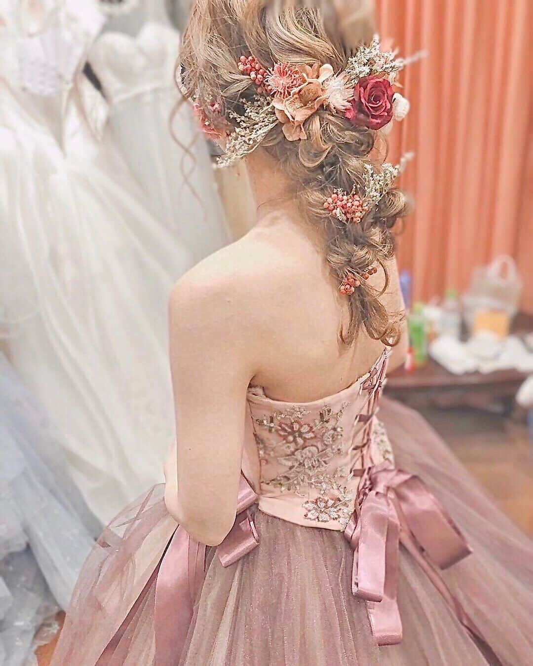 ♡プラコレWedding·⋆*さんのインスタグラム写真 - (♡プラコレWedding·⋆*Instagram)「@placolewedding【#Dressy花嫁 】【#プラコレ】をつけて投稿&フォローしてね♩ . 注目の Dressy記事をPick UP ♥ >>>swipeしてね* . 2020春にチャレンジしたい #編みおろしヘア 特集🌿♡ オールシーズン人気のヘアスタイルですが 春はナチュラルなヘッドパーツとの相性が抜群で 特に注目する花嫁さまがたくさんいらっしゃるんです。 . 今回はそんなわたしたちの おすすめアレンジをご紹介♡ #ドライフラワー と組み合わせて アレンジするのがおすすめでございます🌷* -: :-: :-: :-: :-: :-: :-: :-: :-: . こちらのお写真は 1枚目> @enokiyo_wedding さん 2枚目> @s.s.k_1025さん 3枚目> @sakincho1028 さん 4枚目> @lico_wedding さん のウェディングヘアです✬* 可愛いお写真をありがとうございます♡ -: :-: :-: :-: :-: :-: :-: :-: :-: . 記事もcheckしてね* >>https://bit.ly/2P42de6 Editor:Dressy花嫁 . 『#Dressy花嫁』『#プラコレ』の ハッシュタグをつけて写真をUPしてね✦ 花嫁アプリ『Dressy by プラコレ』の 記事に掲載＆リグラムされるかも♩ . -: :-: :-: :-: :-: :-: :-: :-: :-: . 花嫁アプリでは、 プロのアドバイザーに結婚式の相談を何度でも♡ ウェディングドレスの記事や、 自分のウェディングレポを残せちゃう♡” . ＞＞＞TOPのURLからcheck ⋈ @placolewedding ＞＞＞結婚のご相談は プラコレウェディングアドバイザーへ♡ @wedding_adviser ＞＞＞ウェディングレポを残したいなら、 farny by プラコレをcheck ✎ @farny_wedding ＞＞＞ウェディングアイテム＆DIYは farnyアイテムをcheck ❁ @farny_wd.item >>>沖縄フォトウェディングの予約は ainowa(あいのわ)をcheck✈ @ainowa_okinawa >>>素敵なドレスに出会いたい花嫁さま♡ @dressyonline_をcheck . みなさまからのいいねや保存 コメントをお待ちしています♥ 「このウェディングドレス可愛い！」 「ヘアスタイルも気になる！！」 「今の花嫁さんの流行りは！？」etc. . ┈┈┈┈┈┈┈┈┈┈┈┈┈┈┈┈┈┈┈ #プレ花嫁 #卒花 #花嫁 #卒花嫁 #結婚 #結婚式 #結婚準備 #花嫁準備 #撮影指示書 #weddingtbt #weddingdress #運命の一着 #花嫁コーディネート #試着レポ #farnyレポ #前撮り#後撮り #花嫁ヘア #アーティフィシャルフラワー #花嫁ヘアメイク #春婚 #ナチュラルウェディング　#ガーデンウェディング #編みおろしヘア #無造作ヘア #👰 #ヘアスタイル #花嫁コーディネート」2月20日 12時13分 - placole_dressy