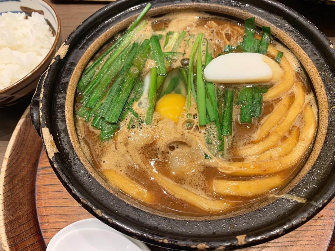 のインスタグラム：「名古屋出張のご褒美めし🍲  スタミナもつ入り味噌煮込みうどんだぁぁ✨  ごはん付き🍚  美味し楽しの名古屋でした😋  #名古屋めし #山本屋本店 #japanesefood#nagoyafood」