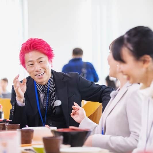 田村淳のインスタグラム：「会社にこんな赤い髪の人いたらやだよねw」