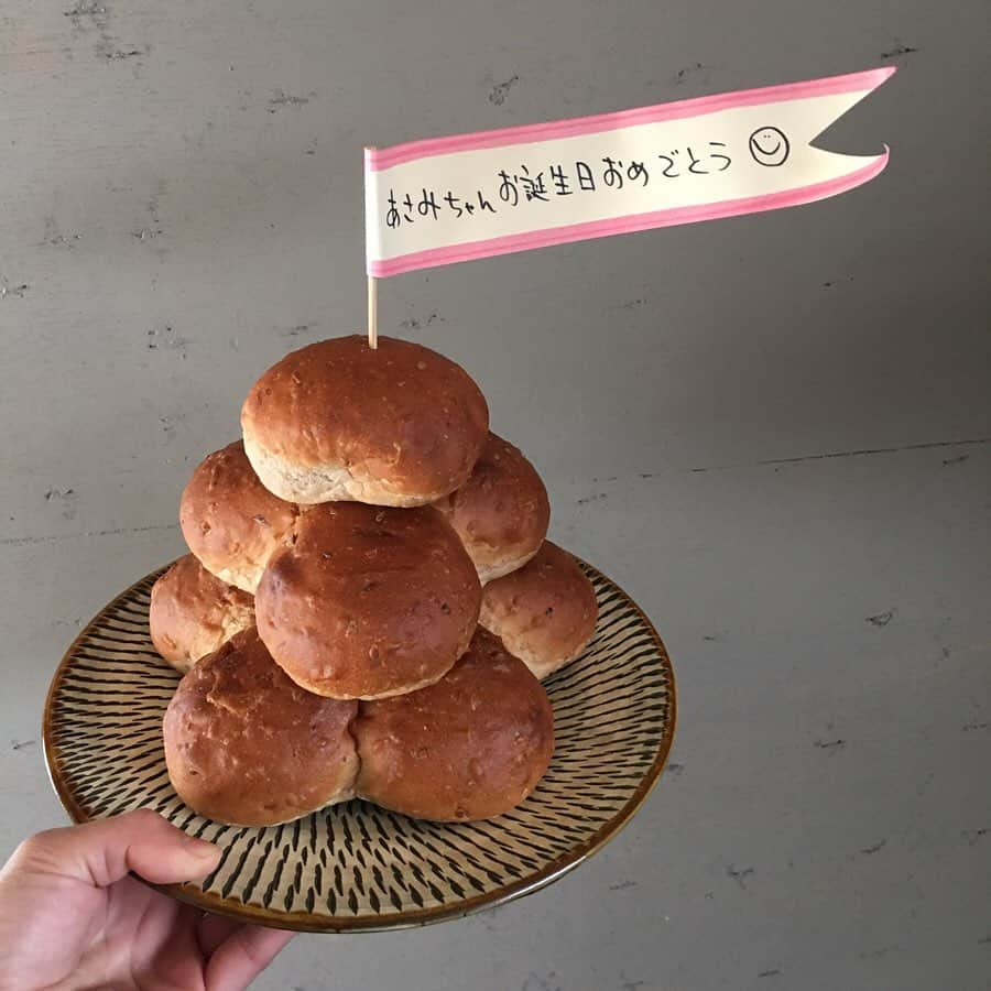 甲斐麻美さんのインスタグラム写真 - (甲斐麻美Instagram)「#熊本から世界へ #veganbread  大好きな @woody3310 から、お誕生日プレゼントが届いて泣いた😭💕 大好きな、ずっとずっとずっとずっと…食べたかったけど我慢してた #ごぱん  しかも、こんなに可愛いごぱんタワーだよ😭💓 最近まいにち忙しくて疲れが溜まっていたので、最高のご褒美です😭💕 #パンはご褒美 として食べるようになってから、更に楽しみになりました。 こちらも、もちろん少しずつ食べるから大丈夫！ しかも限定のチョコレート入り #チョごぱん まで入っていた…  これまた震えるくらい美味しいよ… パンという枠を超えたパンです パンが好きな方、パンがちょっと苦手な方にも本気でおススメします  ネットでも購入できます♡ @woody3310 ←要チェック♡  #熊本 #パンはご褒美のススメ」2月20日 12時13分 - kaico_asami