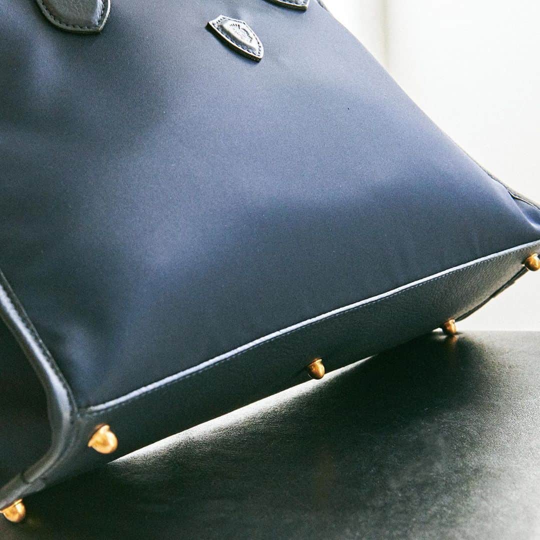 Felisi Japan 〔フェリージ〕さんのインスタグラム写真 - (Felisi Japan 〔フェリージ〕Instagram)「【女性らしさと機能性をバランスよく両立】 . 底面には、真鍮の鋲が5点付いており、気兼ねなく床に置くことが出来ます。 . Model No. 20/31/DS＋LD . ▶︎詳しくはプロフィールページからもご覧いただけます。 . . . #felisi #bag #businessbag #newmodel #nylonbag #rucksack #totebag #フェリージ #ビジネスバッグ #新作バッグ #トートバッグ #ビジネストート #リュックサック #ビジネスリュック #通勤バッグ #a4サイズ #かばんの中身 #底鋲付き #バッグ #仕事鞄 #かばん #鞄」2月20日 12時16分 - felisi_japan