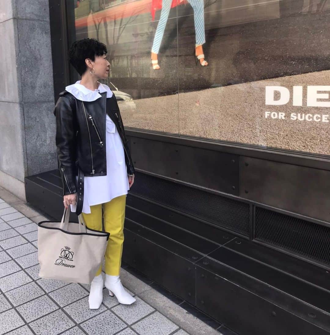 chikako0824のインスタグラム：「同じ方向向いてる2人😊 昨日はラソンのフリーマーケットに行ってきました。久しぶりにかおさんやのりちゃんに会えて良かった。ほんと、大盛況でたくさんのお客様で溢れてました。クローズされるの残念すぎます。じゅんこさんとも久しぶりにランチできて楽しかったなぁ〜！ ドリスのスカートもめちゃくちゃ可愛かった❤️ #drawer  #fendi  #ドゥロワー  #フェンディ  #ノベルティバッグ」
