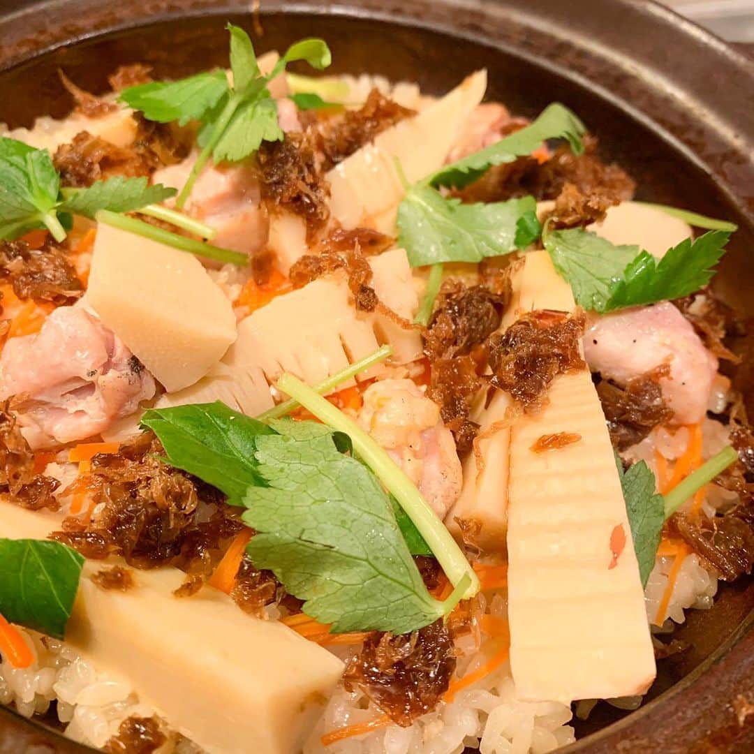 のインスタグラム：「. 【 筍の炊き込みご飯🍚💛 】 . 一足先に旬の筍入荷しました😆‼️ 柔らかく歯ごたえのある筍と鶏肉を たっぷり使用し、人参と三ツ葉で 彩り良く仕上げました(^o^)v . アクセントに味の染み込んだ おかかを散らしました🤩 . . 春が待ち遠しいですね☺️🌸 旬物なのでお早めにご注文下さい👨🏻‍🍳⤴︎⤴︎ ------------------------------------- 居酒屋 三盃 📞03-6451-2330 目黒区上目黒3-6-5 中目ビル1階 営業時間 月〜土 17:30-27:30 日・祝 17:30-24:00 ------------------------------------- #LDHkitchen #中目黒 #居酒屋三盃 #三盃 #中目黒高架下 #居酒屋 #中目黒居酒屋 #筍 #筍ご飯 #筍の炊き込みご飯 #炊き込みご飯」