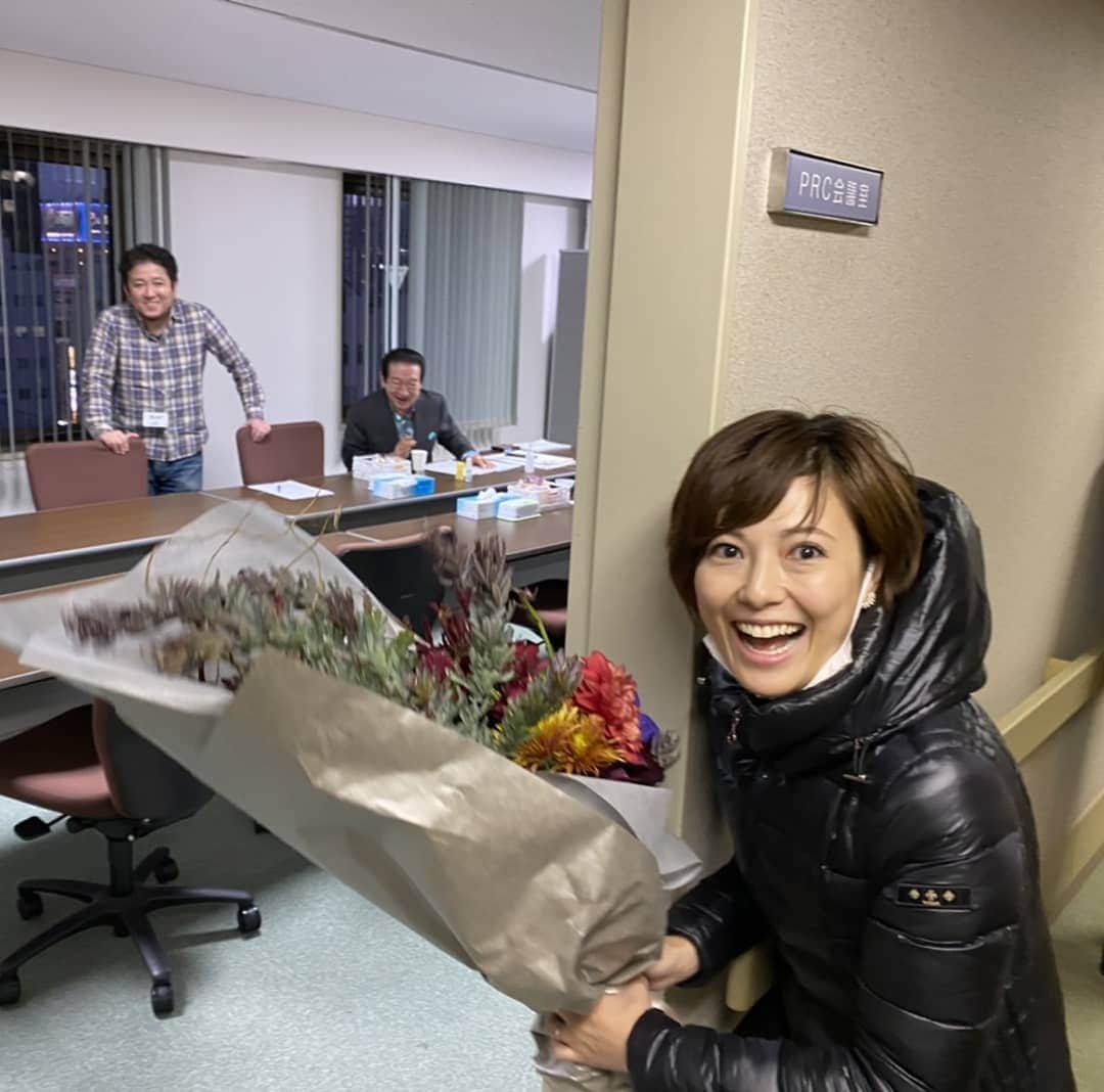 梅田陽子さんのインスタグラム写真 - (梅田陽子Instagram)「いつもの収録現場。草野さんお誕生日おめでとうございます。 津島亜由子さん、スタッフの皆さんとワイワイ。 みんなでハッピーほっこり。 ケーキもとても美味しく頂きました。 お花は、ムロマメ舎さん(@muromamesha)、素敵に作ってくださるオーナーのえりかさんにも感謝。  #草野仁 さん#これからもお元気で#76才#筋肉モリモリ#マッチョ#スーパーひとしくん #草野さんスリムになられたような #津島亜由子 さん #事務所の先輩 #お花 #ムロマメ舎 #お花大好き #セントフォース#アナウンサー#キャスター#梅田陽子」2月20日 12時31分 - yokoumeda