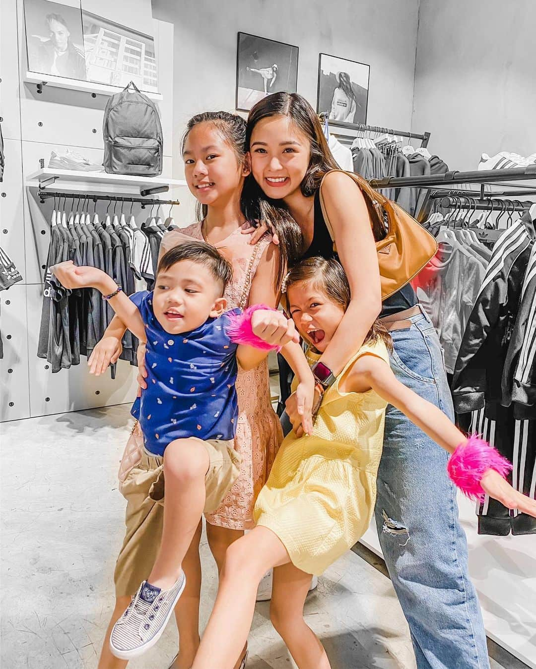 Kim Chiuさんのインスタグラム写真 - (Kim ChiuInstagram)「“Family is the compass that guides us. They are the inspiration to reach greater heights, our strength to keep going and our comfort when we occasionally falter.” ❤️ thank you papa God for the gift of family!🙏🏻 #weekendvibes with the fambam and #auntduties with these cutie kiddos!!!😝👧🏻🧒🏻👶🏻💋」2月20日 12時39分 - chinitaprincess