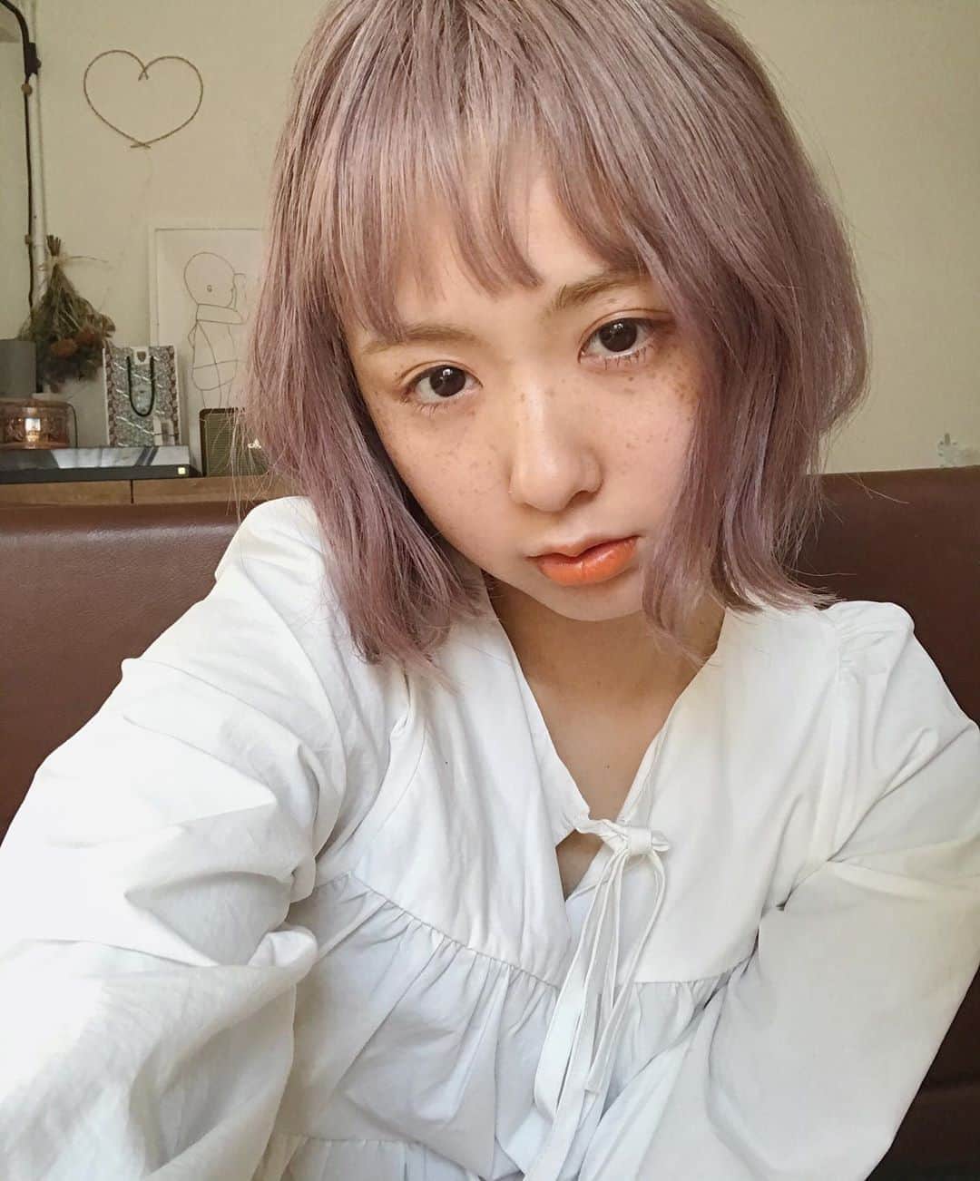 のインスタグラム：「29歳になりました🕯 それに数年ぶりにラベンダー色の髪色になりました🍇 この色には 思い入れもあったりして 自分の中でとっておきの時に、またやってみたかったのです。 人生の階段をどれだけ登っても、わたしはわたしのまま、って思い続けているけれど お肌の調子も 体力も、数年前とはやはり色々変わってきてまして.... 若さにあぐらをかいてはいられなくなりました🙄 家族のためにも自分のためにも こころもからだも健康第一で 20代さいごを楽しもう👍🏼 それから 今年は 本をまた作りたいなと... 考え中なのですが🤫 皆さん どんな内容だったら手にとってくれるかな📒 実現に向けてがんばります✴︎」