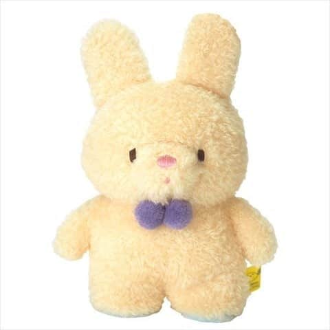 のインスタグラム：「足元のペレットで自立できるぬいぐるみです🐰  スモーキーパステルカラーになごみ系のゆるふわフェイス(*´ω｀*) お部屋にデスクにそっと置いて癒されてください♥  #ヴィレヴァン #ヴィレッジヴァンガード #たっとん #ぬいぐるみ #ぬい撮り #ふわふわ #かわいい」