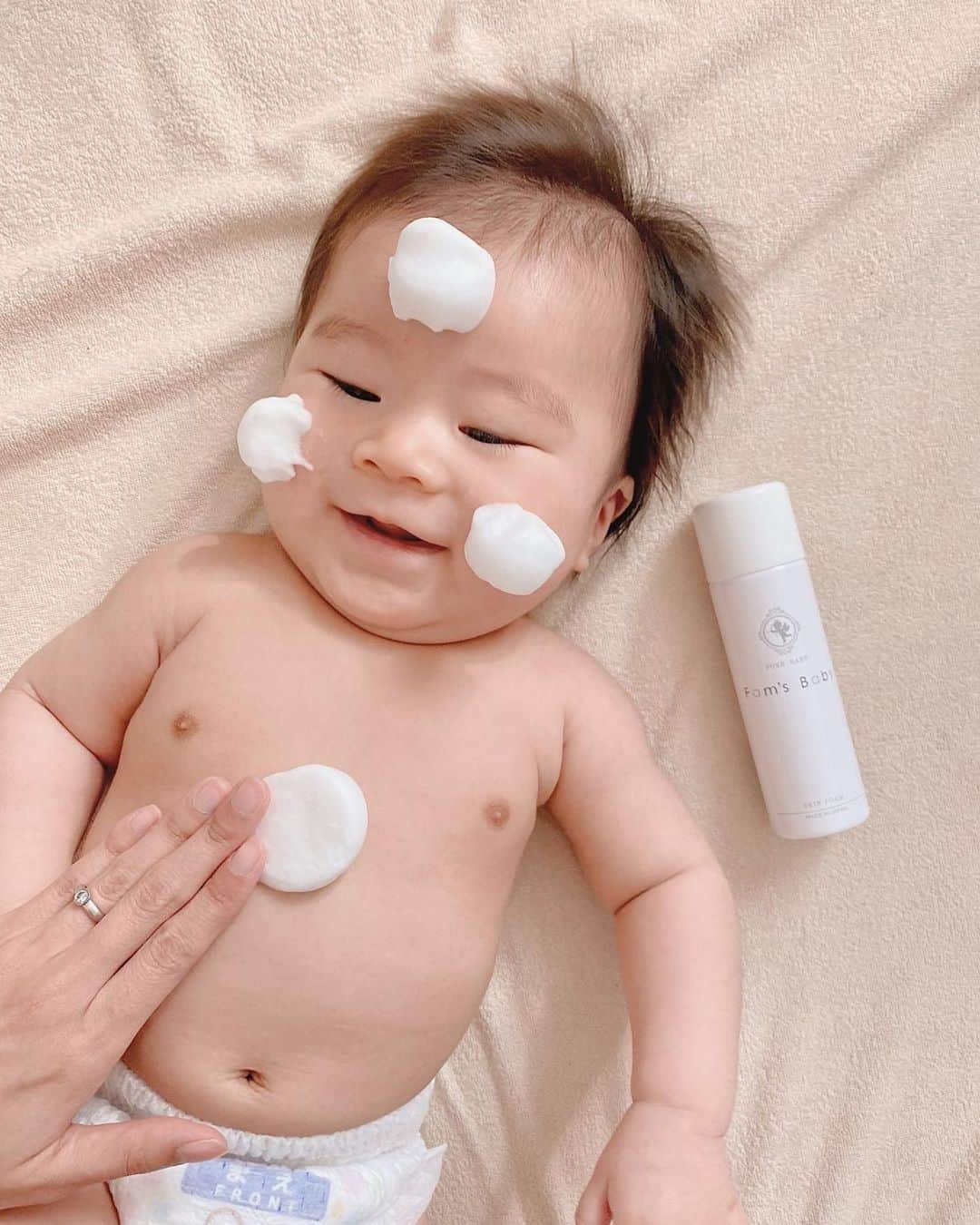 Fam's Baby ファムズベビーさんのインスタグラム写真 - (Fam's Baby ファムズベビーInstagram)「ママも一緒にお使い頂き嬉しいです😊 ファムズベビーのあわあわ☁️は色んな組み合わせでもお使いできます！ 1本でももちろんお使い頂けますし、今お使いのローション、お薬の上から蓋をするイメージでお使いになれます☁️✨ ・ ファムズベビーのあわあわ☁️は治す成分は入っておりませんので、お使いのスキンケアの邪魔は致しません😊 お肌を治す力のサポートを致します☁️ ・ ただブロック機能がありますので、あわあわ☁️を塗った後にスキンケアをしても浸透しませんのでご注意ください。 ・ ・ #新生児グッズ#新生児育児#新生児ママ#乳児湿疹ひどい#乳児湿疹出てきた#おむつかぶれ#ベビースキンケア#令和ベビーママ#ママリ#ママびより#あせも対策#かかとケア#famsbaby#保湿下地#ベビーマッサージ#赤ちゃんの手#赤ちゃんの足#乳児湿疹#男の子ベビー#ファムズベビー#バリア機能#赤ちゃんのスキンケア#花粉症グッズ#花粉ブロック#カサカサ肌#新米ママライフ#新米ママ東海 -----------------------------------------------♡ Repost @aloha.roman.chloe ・・・ . . 𝚜𝚔𝚒𝚗 𝚌𝚊𝚛𝚎𓂃ଂ . . スキンケア男子👼🏻 せれなには皆無だった#肌荒れ問題 に れおは悩まされたな𓂃𓏗𓏗 . 市販で買った保湿クリームとかも色々試したけど合わない続きで探し漁ってやっと#ガサガサ問題 は @famsbaby で解消😭✨ . まだ乳児湿疹が完全に抜けきったわけじゃなくたまに赤く出てくる時あるけど、前みたいに膿んだりしなくなった👏🏼 . やっぱり病院でもらった薬だけだと、保湿効果が少なくて赤みが引いてもガサガサで𓇠 薬＋ファムズベビー で落ち着いた😌💕 . ふわもこ泡が気持ちいい𓂃ଂ 日本で唯一赤ちゃんのお肌を守る#バリアスキンケア だって✌🏼 . おなじくガサガサで悩まされてる人におすすめだよ𓂃𓅺ଂ . 私もかなり乾燥肌だから一緒に使ってる𖦊」2月20日 12時51分 - famsbaby