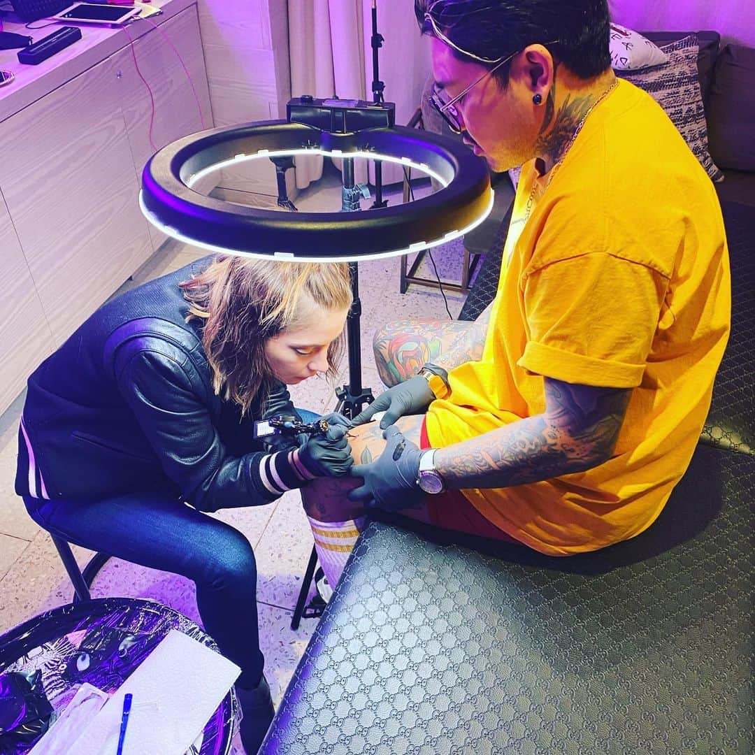 アシュレイ・ベンソンさんのインスタグラム写真 - (アシュレイ・ベンソンInstagram)「I got to tattoo my dude tonight @jonboytattoo Titty 🤪」2月20日 12時52分 - ashleybenson