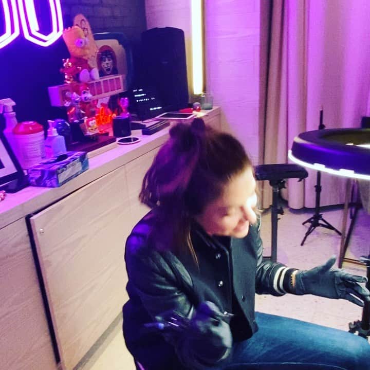 アシュレイ・ベンソンのインスタグラム：「I got to tattoo my dude tonight @jonboytattoo Titty 🤪」