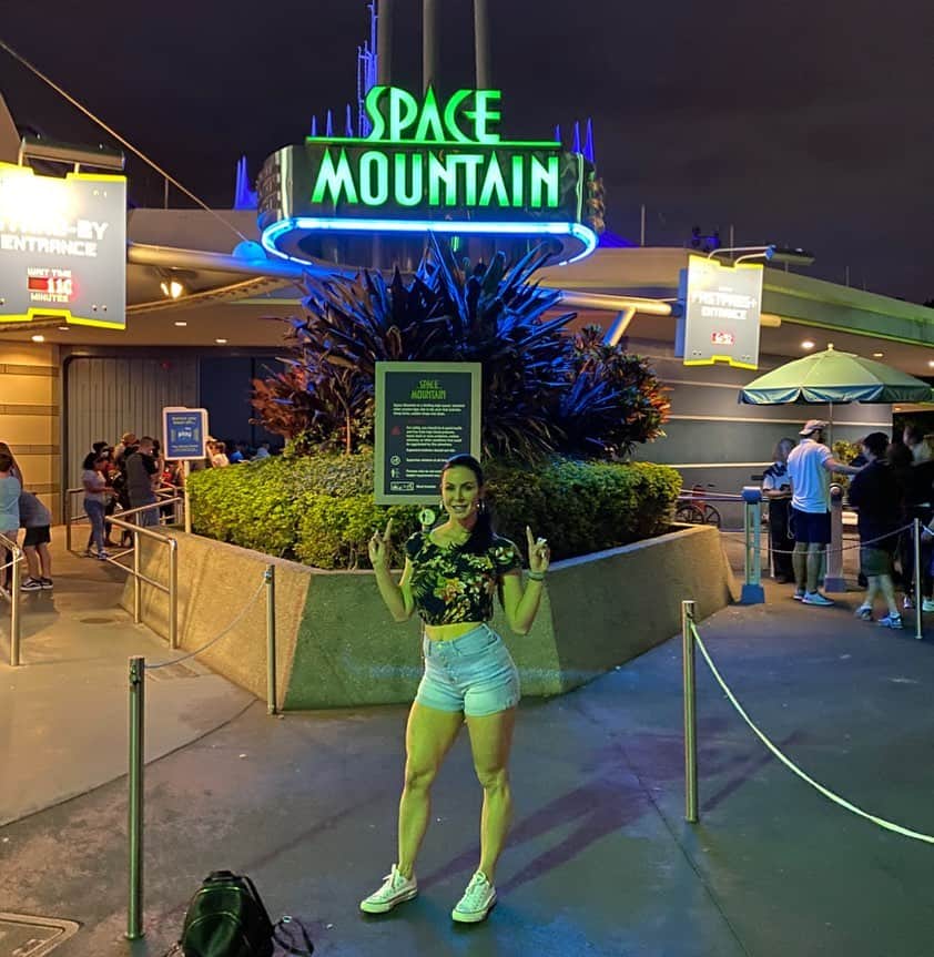 Kendra Lustさんのインスタグラム写真 - (Kendra LustInstagram)「What’s a #woooowednesday without going to #spacemountain .. #disneyworld #ricflair #quadcity」2月20日 12時58分 - kendralust