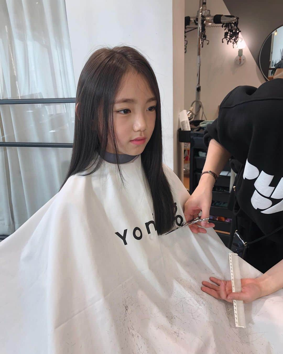 ウンチェさんのインスタグラム写真 - (ウンチェInstagram)「. 머리가 너-모 길어서  많이 잘라 냈어요 💇🏻‍♀️ . 이번엔 층도 많이 없애서  깰끔한 느낌’s . . . #키즈모델 #아역배우 #이은채 #일상 #daily #컷트 #💇🏻‍♀️ #요닝 #다미쌤 #체고 #👍🏻」2月20日 13時00分 - __leehye