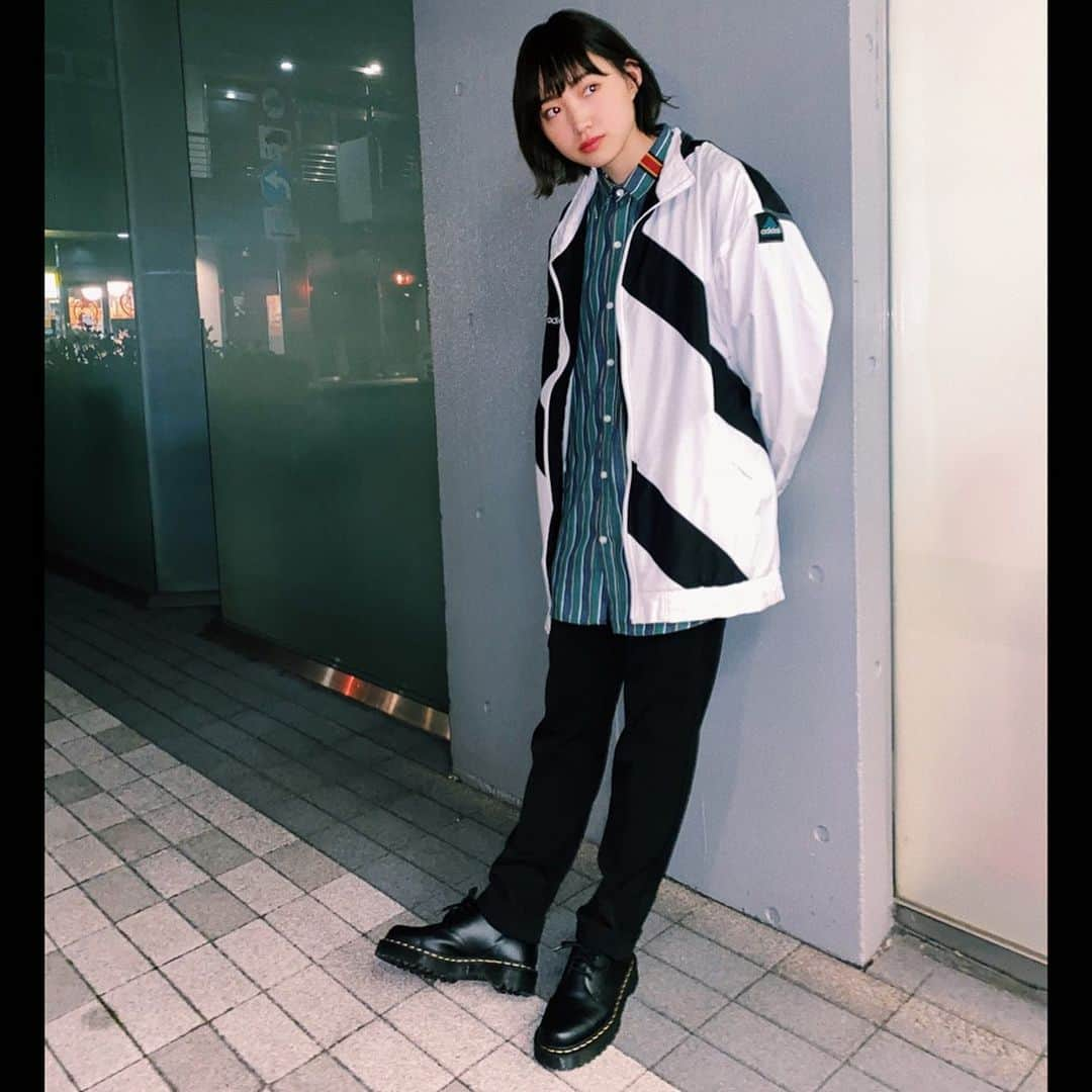 太田夢莉さんのインスタグラム写真 - (太田夢莉Instagram)「  なかよしの方から頂いた シャツ〜 👔  ブルー×グリーン 爽やか!! かわいい!! 襟元のラインもステキ!!  私の好みや性格を 知り尽くしてくださっています 😁   #なかよしの方って #誰って感じですよね #お世話になっている方です 😂  」2月20日 13時00分 - yustagram12