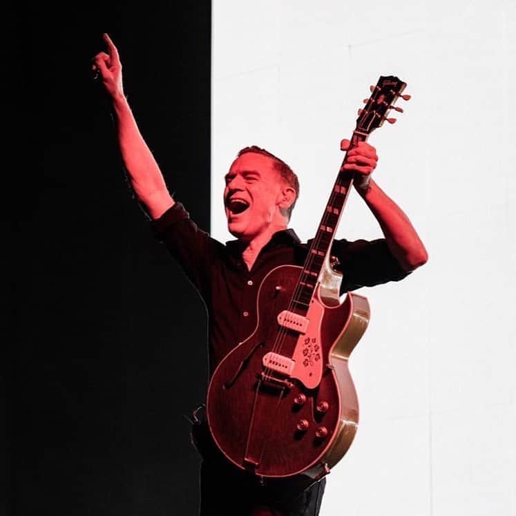 ブライアン・アダムスのインスタグラム：「Last year in Zurich, Switzerland 🇨🇭❤️#bryanadamsshinealight」