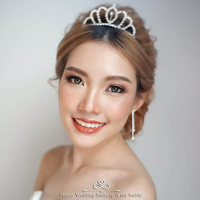 HappyWedding.Lifeのインスタグラム：「สวยที่สุดต้องสวยในแบบของคุณ❤ บริการแต่งหน้าทำผมในวันสำคัญของคุณ โดยทีมช่างแต่งหน้าทำผมมืออาชีพ @makeup.is.my.buddy . สอบถามเพิ่มเติม https://www.facebook.com/makeupismybuddy/  line: @makeupismybuddy หรือ 063-138-9892 . . Detail on 🔽 https://happywedding.in.th/th/vendors/makeupismy-buddy . #wedding #beautiful #hairstyle #weddinghair #happywedding #happyweddingthailand #happyweddingth #happy #thailand #makeup #love #weddingideas #แต่งหน้าเจ้าสาว #ทำผมเจ้าสาว #ลุคแต่งหน้าเจ้าสาว #ลิปสติก #เมคอัพเจ้าสาว #ความสวยความงามเจ้าสาว . . ติดตามผู้ให้บริการด้านแต่งหน้าทำผม >> #HWbeauty」