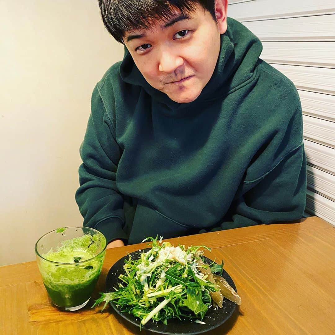 ノブ さんのインスタグラム写真 - (ノブ Instagram)「グリーンデイ。 ピーク太りにより。 サラダとケールジュース。 #口が入れ歯外しおじい #5日で2キロ痩せることを誓います」2月20日 13時27分 - noboomanzaishi