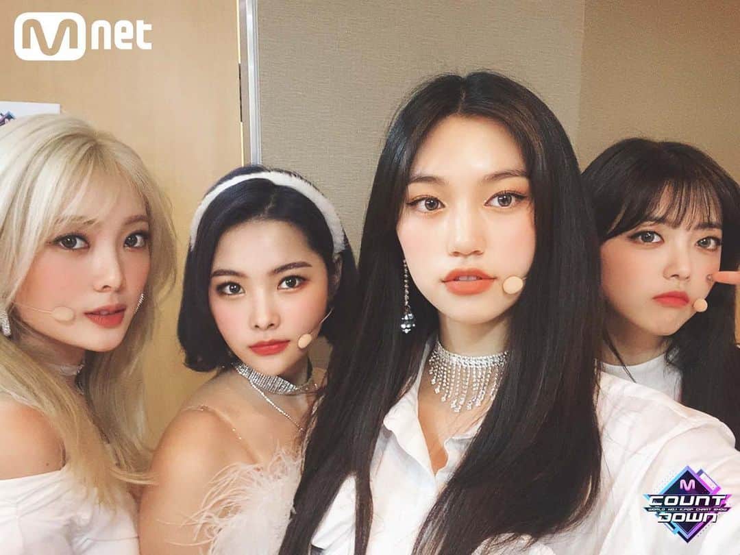 キム・ドヨンさんのインスタグラム写真 - (キム・ドヨンInstagram)「오늘 저녁 6시! #엠카운트다운 과 함께 공개되는 <DAZZLE DAZZLE> 음원, 그리고 #위키미키 의 최초 공개 무대!!! 하 윜밐 완조니 트윙클트윙클 반짝반짝 샤이닝샤이닝 블링블링 대즐대즐 다 하지 않습니꽈...? 빛나는 무대 장인 #위키미키 보러 #엠카 로 오세요~!」2月20日 13時34分 - weme.doyeon