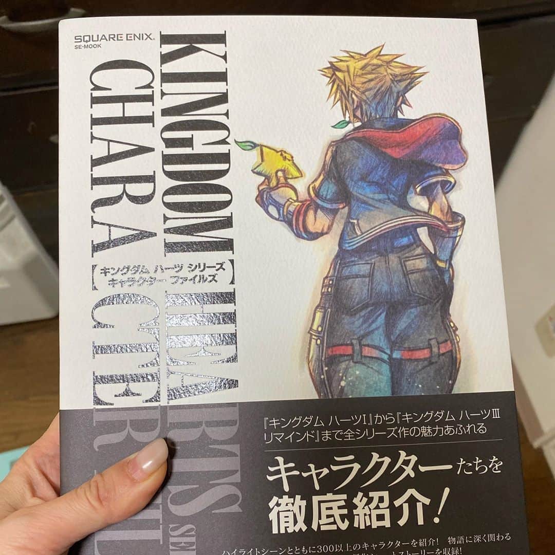 のインスタグラム：「『キングダム ハーツ シリーズ キャラクター ファイルズ』本日発売！！！ 『キングダム ハーツ』シリーズに登場する300体以上のキャラクターを紹介、かつ私金巻ともこによる短編小説49本が入った全224ページの1冊です。 何卒よろしくお願いいたします！ #kingdomhearts #_KH #キングダムハーツ」