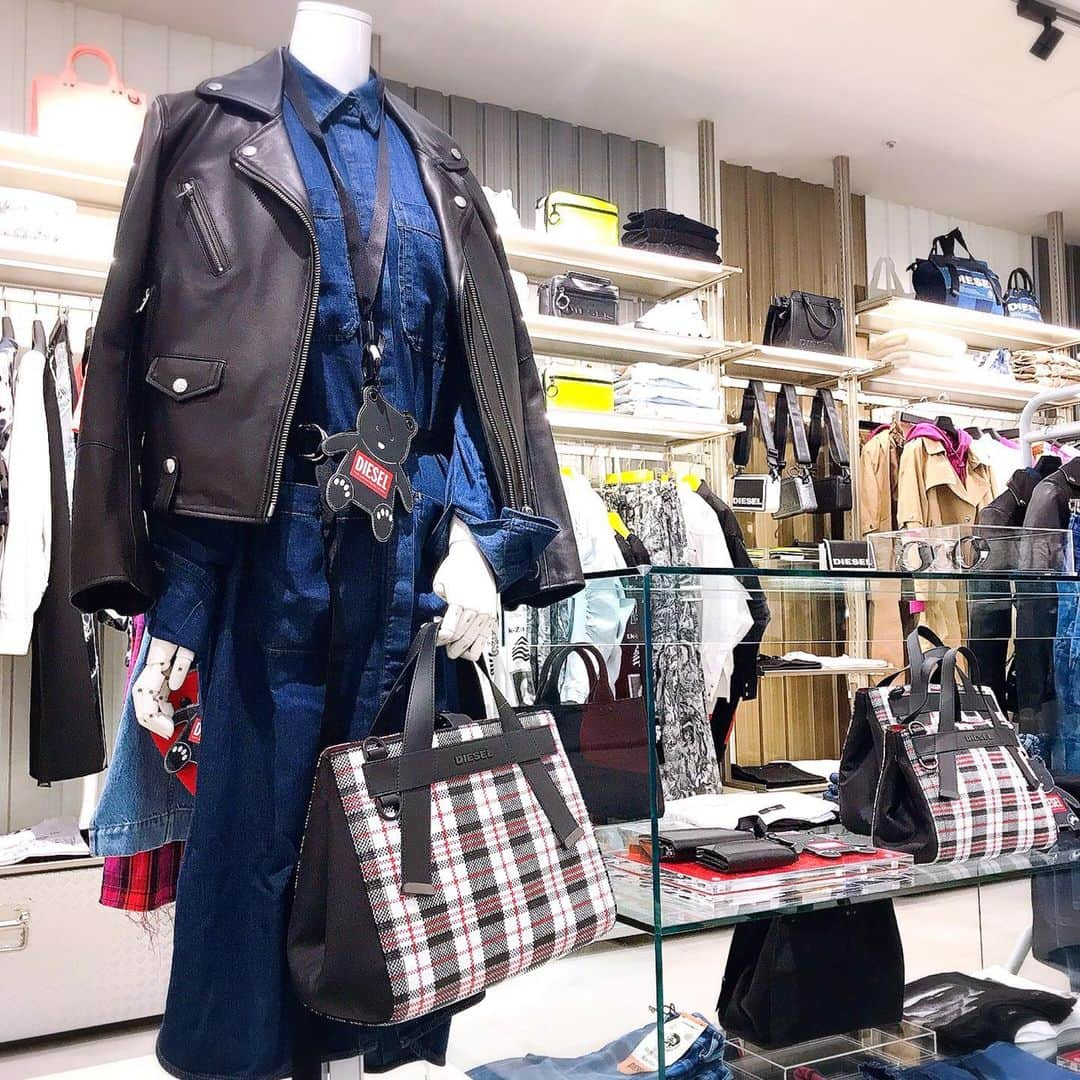 daimarusapporoさんのインスタグラム写真 - (daimarusapporoInstagram)「【〈DIESEL〉がメンズ&レディス店舗としてリニューアル✨】﻿ ﻿ 今までメンズとレディスが別フロアで展開していた〈DIESEL〉ですが、この度「メンズ &レディス店舗」として5階にリニューアルオープンいたしました！﻿ ﻿ さっそくおすすめのアイテムをご紹介いたします😊﻿ ﻿ レディスからは、春らしい淡いカラーのアイテムが登場(写真1〜3枚目)✨﻿ ﻿ 〈DIESEL〉ではめずらしいお色味ですので、ぜひぜひチェックしていただきたいアイテムです😍﻿ ﻿ メンズからは、コンテンポラリーラインの「DIESEL BLACK GOLD」(写真5枚目)が新展開していますので、こちらもお見逃しなく🌟﻿ ﻿ ほかにも〈DIESEL〉ならではのおしゃれなデニムを中心に、トレンドを取り入れたアイテムが多数登場しています。﻿ ﻿ 新作のそろうこの機会に、ぜひ店頭でご覧ください♪﻿ ﻿ ﻿ ﻿ ・5階〈DIESEL〉﻿ ﻿ ﻿﻿ #diesel  #ディーゼル  #ディーゼルデニム  #大丸札幌 ﻿」2月20日 13時53分 - daimarusapporo