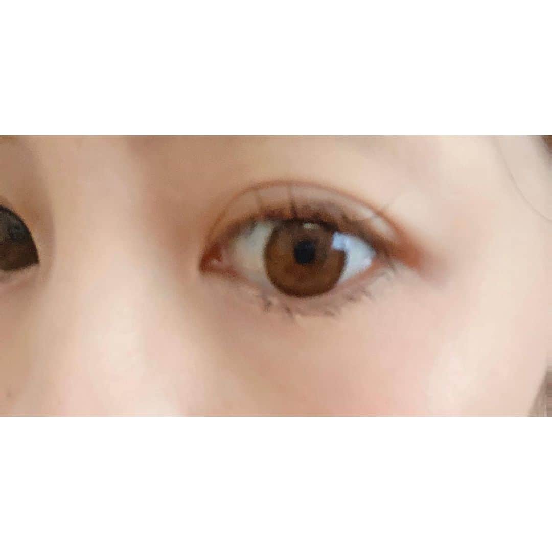 望月みささんのインスタグラム写真 - (望月みさInstagram)「ナチュラリの新商品が届いたよ❗️ DIA14.1mmの1番ナチュラルなタイプ。 とっても自然なつけ心地で気に入りました🥺 これはお仕事してる人にもぴったりかも(๑′ᴗ‵๑)  花粉の季節だから1dayタイプがいいね⭐️ ・ #ナチュラリ　#ナチュラリワンデー　#ミスティブラウン14.1mm #pr」2月20日 13時54分 - mochizuki.misa