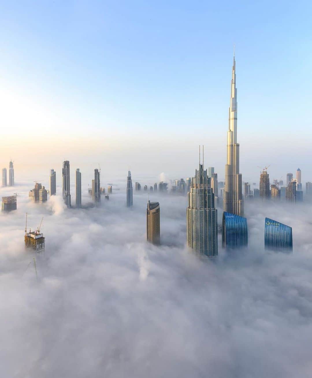 ドバイのインスタグラム：「City above the clouds #Dubai #دبي 📷:@dubai.uae.dxb」