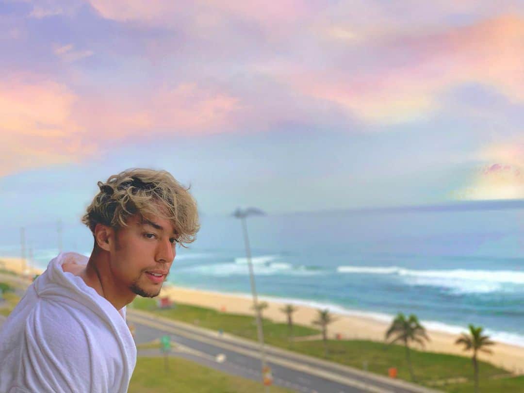 當間ローズのインスタグラム：「Good morning world💕🌅 東京は曇りだけど、こいう写真を見て癒される^ ^  #當間ローズ  #ラテン  #ハーフ  #モデル #湖西市 #toumarose #singer #Artist #camera #Model #Tokyo #japan #Brazilian #brasil  #japanese #italian #fashion #fitness #muscle #body #workout #asian #sexy」