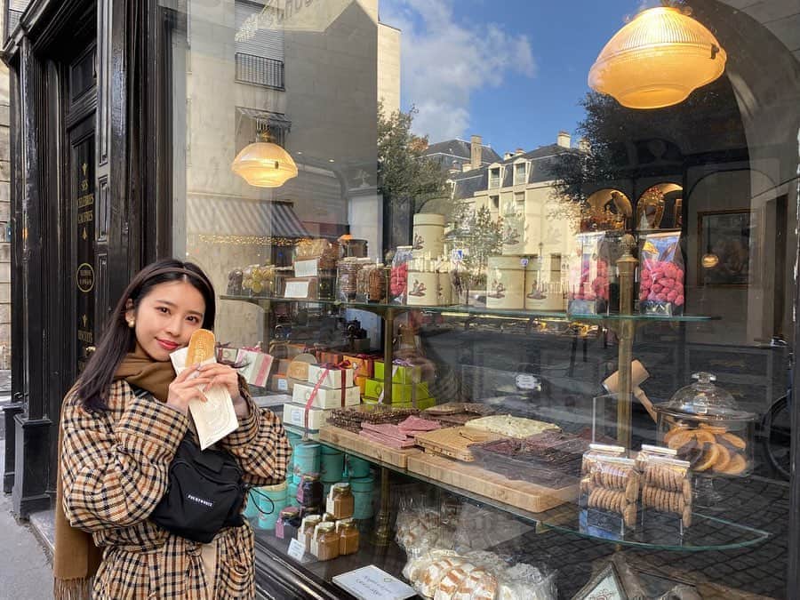 のインスタグラム：「🧇☕️🧸 ゴーフルが人気のMEERT 「Japonaise？」と聞いてくれて 日本語のメニューを出してくれました！ "じようみきげん"可愛い🥺🥺 柔らかい生地にクリームが挟まってて 美味しかったです♡私はバニラ〜. . . Nina'sで飲んだ"マリーアントワネットティー" ヴェルサイユ宮殿の菜園で育った 薔薇と林檎を使った紅茶みたいです。 薔薇のチョコと林檎のキャラメリゼケーキも 絶対食べたかったやつ🙆🏻‍♀️🙆🏻‍♀️. . マリーアントワネットの靴が飾られてるのは ここの本店だけらしいです🙄🎀 日本語がお上手な店員さんがおられました . . Damyelはチョコレートが可愛くて くまとか帽子とか魚とかあったよ でもマカロンを買う人が多かったかな〜 私はくまにしたけど勿体無くて食べれません. . . #ヨーロッパ #フランス #フランス旅行 #パリ #パリ旅行 #meert #gaufre #ninasmarieantoinette #マリーアントワネット #マリーアントワネットティー #damyel #chocolate」