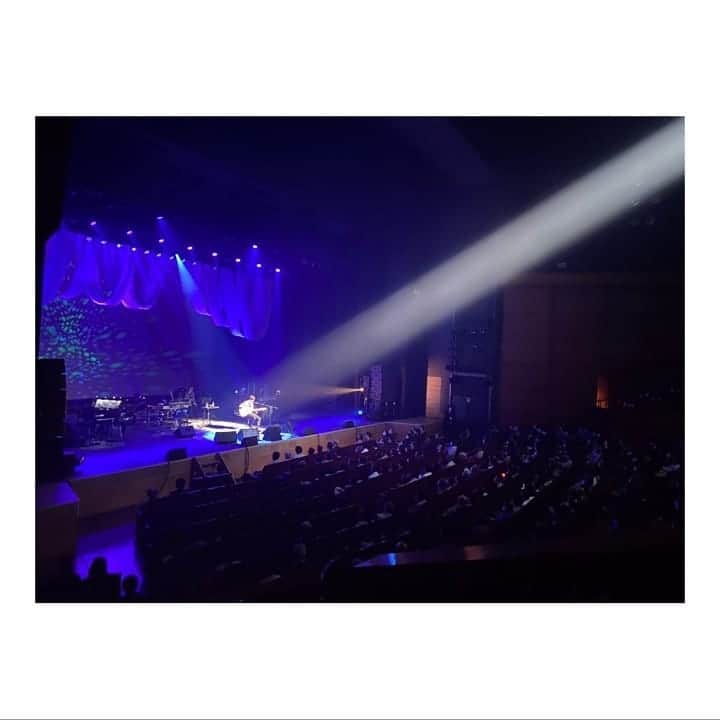 森崎ウィンさんのインスタグラム写真 - (森崎ウィンInstagram)「昨日 #平原綾香 さんの #チャリティーコンサート  #ジュピコン にゲスト出演させて頂きました。 まず、僕を呼んで頂きありがとうございます。 そして、暖かく迎え入れてくださった、平原さんファンの皆々様、本当に、ありがとうございました。 愛溢れるコンサートに、愛溢れるファンの皆々様、そして、愛溢れる平原さんファミリー。こんなにも愛溢れるコンサートにゲストととして立たせて頂けた僕は、本当幸せ者です。本当にありがとうございました。 平原さんに、いつか、恩返し出来るよう、日々精進して参ります。 一人でも多くの子供たちに、皆々様と分かち合った"愛"が、届きますように。 #森崎ウィン  #winmorisaki  #音楽が世界を変えるその日まで #うふふ」2月20日 14時19分 - win_morisaki_official