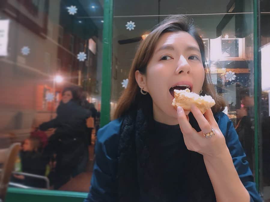 岩崎裕美さんのインスタグラム写真 - (岩崎裕美Instagram)「. ロンドンでどうしても絶対に食べたかったもの。 . それはスコーン。 . アフタヌーンティーしたかったけど そんなに食べられない為さくっとクリームティー。 . クロテッドクリーム好き過ぎて日本でもっと置いてる店増えて欲しいしカフェのスコーンも必ず添えてほしいとずっと思っている。 . ひとちゃんおすすめのお店は閉まってて😭悲  なかなかお店なくてやっと見つけて 食べられた時は嬉しくてこんな顔。 ＿＿＿＿＿＿＿＿＿＿＿＿＿＿＿＿＿＿＿＿＿＿＿＿＿ #uk #england #london #trip #travel #british #cafe #scones #gourmet #creamtea #afternoontea #teatime #tea #英国 #ロンドン #ロンドン旅行 #イギリス #イギリス旅行 #旅行 #ティータイム #クリームティー #アフタヌーンティー #スコーン #カフェ #クロテッドクリーム」2月20日 14時20分 - hiromi_iwasaki