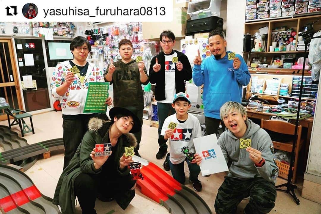 ミニ四駆さんのインスタグラム写真 - (ミニ四駆Instagram)「Here’s Go-on Red of Go Onger!  #Repost @yasuhisa_furuhara0813 with @get_repost ・・・ #古原靖久（#横にスライドしてね） タスクと久々に#ミニ四駆 してきた！ 新橋 #タミヤからの #榎本サーキット #万代書店伊勢崎店  #DKサーキット と、 久々に集まってやるミニ四駆は楽しかった！ 群馬では＃ハイパーダッシュ基地  #クウ・リキさんに遭遇！まさかの取材を受けるという展開に笑 いつもインタビューする側だからなんか緊張した笑 クウ・リキさん、#fukkoツイート旅 でいろいろまわってるらしく、今日で50店舗まわったらしい、、！ すごい、、！笑 群馬にみんな遊びに来て欲しいって言ってました！ ドクさん見た目はジーニーだけどめっちゃ日本語だった笑 丁寧に教えてくれてありがとうございました！ 是非遊びに行ってみてはいかがでしょうか？(^^) #2020ここは行くべき14都県  僕も協力します👍 ステッカーありがとうございます(^^) #YouTube を遅ればせながらも始めたんだ！！笑🏁 応援よろしくな！ GOPhoneから送信  #あさイチ  #NHK #炎神戦隊ゴーオンジャー  #ゴーオンジャー  #撮影 #travelblogger  #powerrangers  #江角走輔  #cosplay  や #cosplayphoto ではない。 #リュウソウジャー  みてくれよな！ #sht #SNS #instagood  #photooftheday  #あさイチも僕もフォローお願いします🎃❤️」2月20日 14時39分 - tamiya_mini4wd