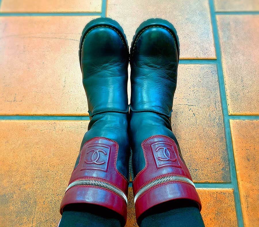 百合華さんのインスタグラム写真 - (百合華Instagram)「猟で毎回泥んこになっちゃうお気に入りのブーツをお出かけついでに綺麗キレイ✨✨✨ ﻿ ﻿ プロのお直し屋さんのおかげでピッカピカに復活❤️ ﻿ ﻿ 可愛いレインブーツを購入したからこのブーツはもう猟では履かないカモww🦆💕 ﻿ ﻿ #japan﻿ #日本﻿ #kyoto﻿ #京都﻿ #靴のお手入れ ﻿ #靴のお直し﻿ #靴磨き﻿ #靴磨き職人 ﻿ #chanel ﻿ #シャネル﻿ #engineerboots ﻿ #エンジニアブーツ ﻿ #boots ﻿ #ブーツ﻿ #お気に入り﻿ #綺麗きれい ﻿ #綺麗キレイ﻿ #復活﻿」2月20日 14時50分 - yurika.lovelily