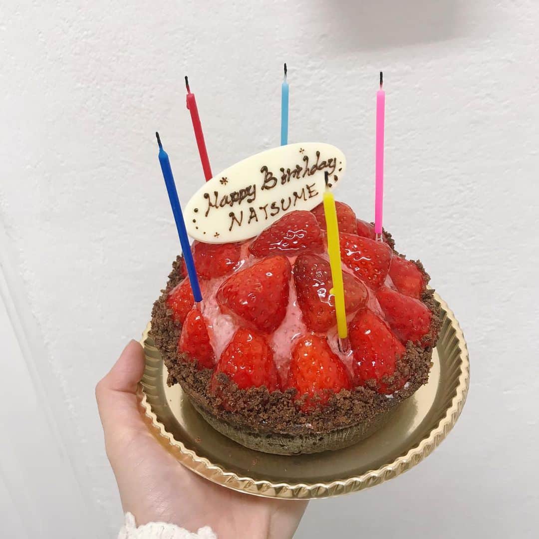 のインスタグラム：「ぎょえー！30歳になりましたっ🎉 たくさんのメッセージありがとうございます❤️❤️❤️ みんなが作ってくれた画像やメッセージを今から見るよ！スクショしまくってニヤニヤさせてくれ！！！ みんなにお祝いしてもらえて幸せの極みです。 写真はお世話になってる　@mer0217 のみんなと、＋music、ごごナマの皆様にお祝いしていただいた写真たちです！ 幸せだ。感謝だ。 いろんなことがあった20代。それは嬉しいことも悲しいこともたくさん！ でもそのおかげで今のわたしがいるのだよ。ありがとうね、20代のわたし。あなたが経験したこと絶対無駄にしないわよん。 30代、スタートだ！ よーいどん！ #mito_natsume」