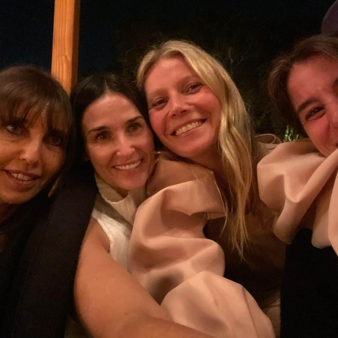 グウィネス・パルトローさんのインスタグラム写真 - (グウィネス・パルトローInstagram)「No make up, no filter. An amazing gathering of some of the best women on planet earth #goopglow」2月20日 14時43分 - gwynethpaltrow