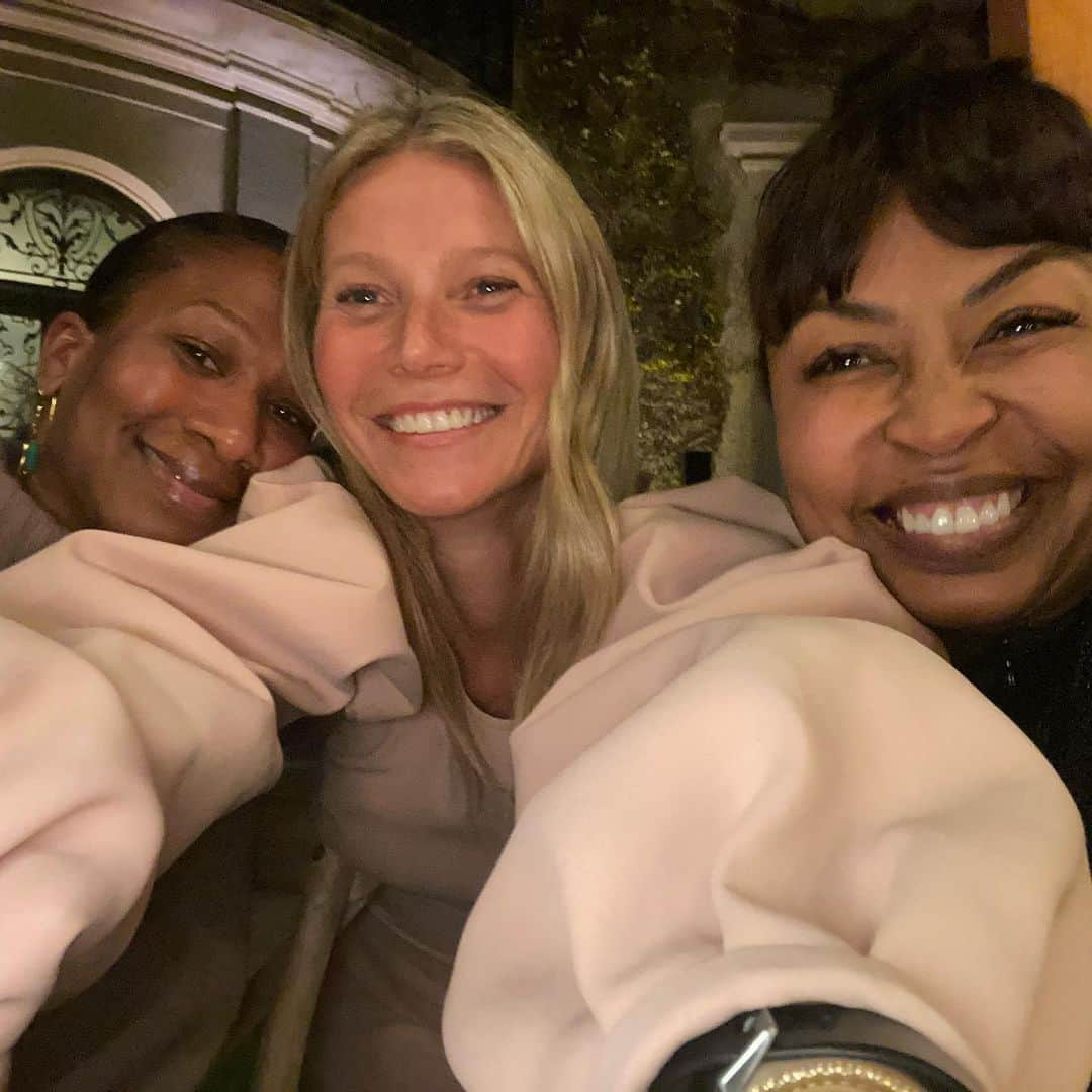 グウィネス・パルトローさんのインスタグラム写真 - (グウィネス・パルトローInstagram)「No make up, no filter. An amazing gathering of some of the best women on planet earth #goopglow」2月20日 14時43分 - gwynethpaltrow