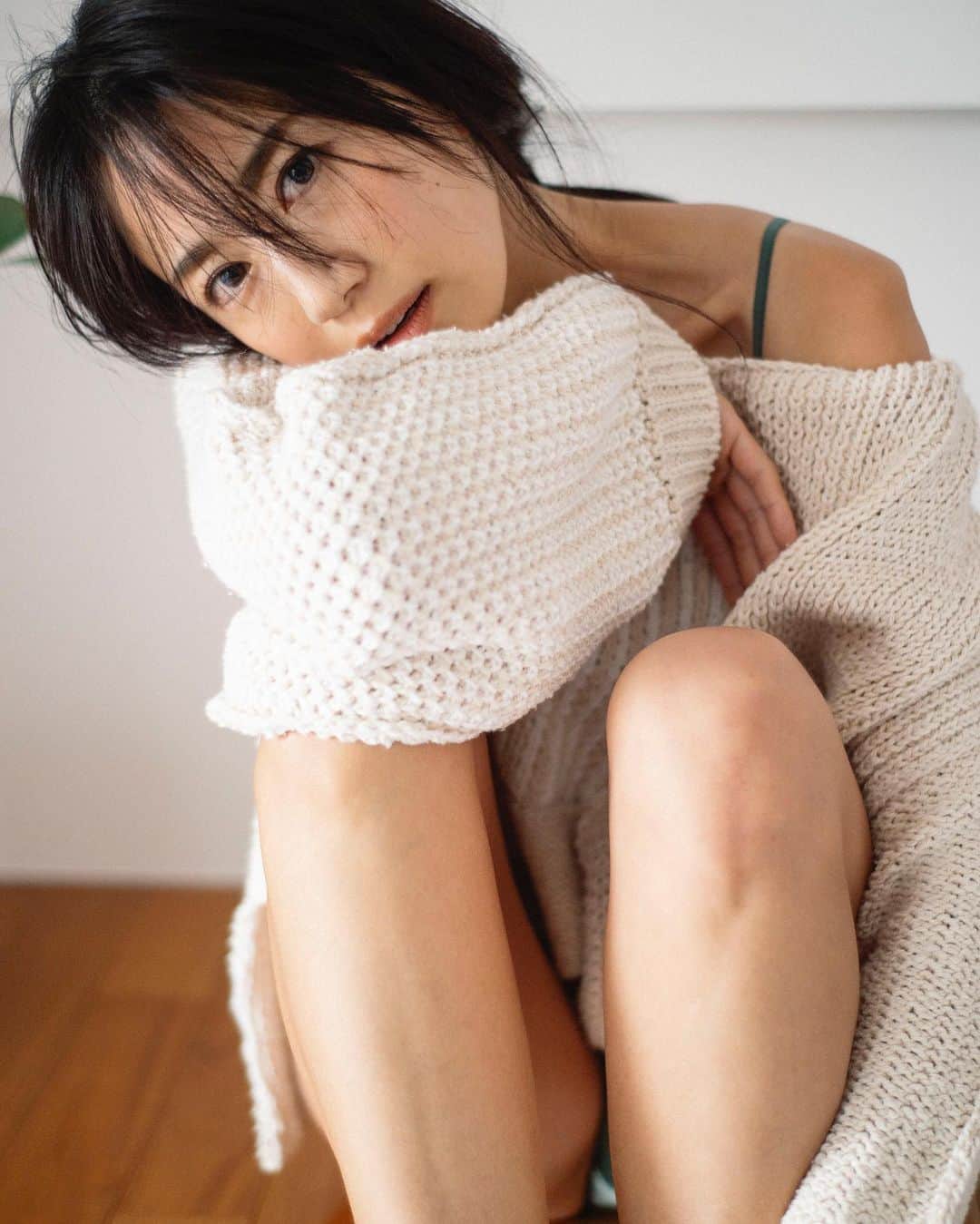 花盛友里のインスタグラム：「「ママだって脱いでみた。」 Veryで東原亜希さん撮影させていただきました。 まさかタイトルに脱いでみた。って入れてくれると思ってなかったから本当に本当に本当にうれしかったなぁ、、。 誌面の中の文章も素敵にまとめてくれていて読んでほんとに涙が出たよ。。 はじめましての亜希さん、素敵な人すぎたー！ほとんど同じ年なのに4人も子育てしていて太陽みたいな空気感！！ 惚れ惚れ、、♡ 撮影中ライターさんが感激して泣いちゃうくらいに素敵な写真がたくさんあって、別冊にしたいくらいだったよー！涙 読んだよー！！って、色んな人たちに言ってもらえてとても嬉しい！  みなさま本当に素敵な企画ありがとうございました♡」