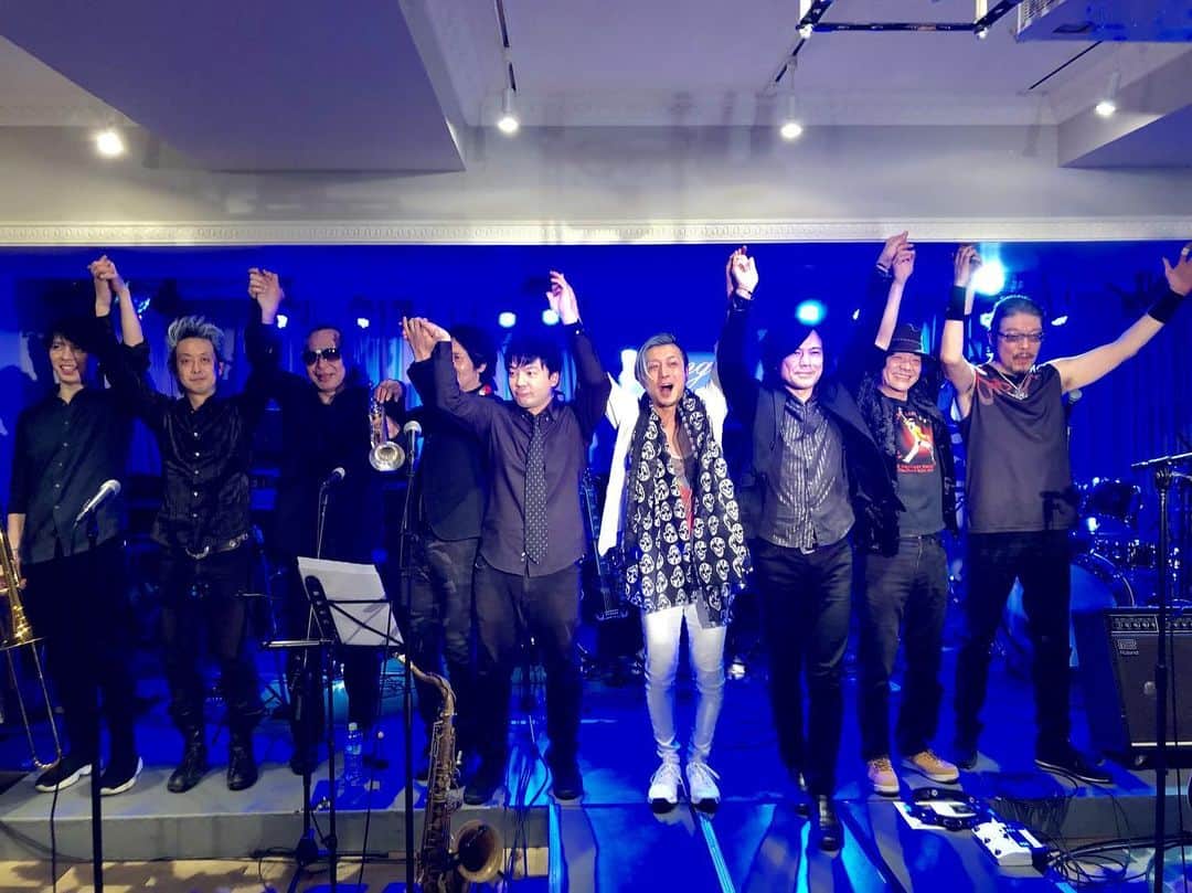 のインスタグラム：「昨日のTOKYO★ROCK JAM。 平日にも関わらずお出でいただいた皆様ありがとうございました。 今回の新曲もカッコ良かったな。 （毎回やる度に3曲は新曲が増えるのです） 次回は5/11。 是非一度体験してみてください。 #潮崎裕己 #tokyorockjam #銀座zero」