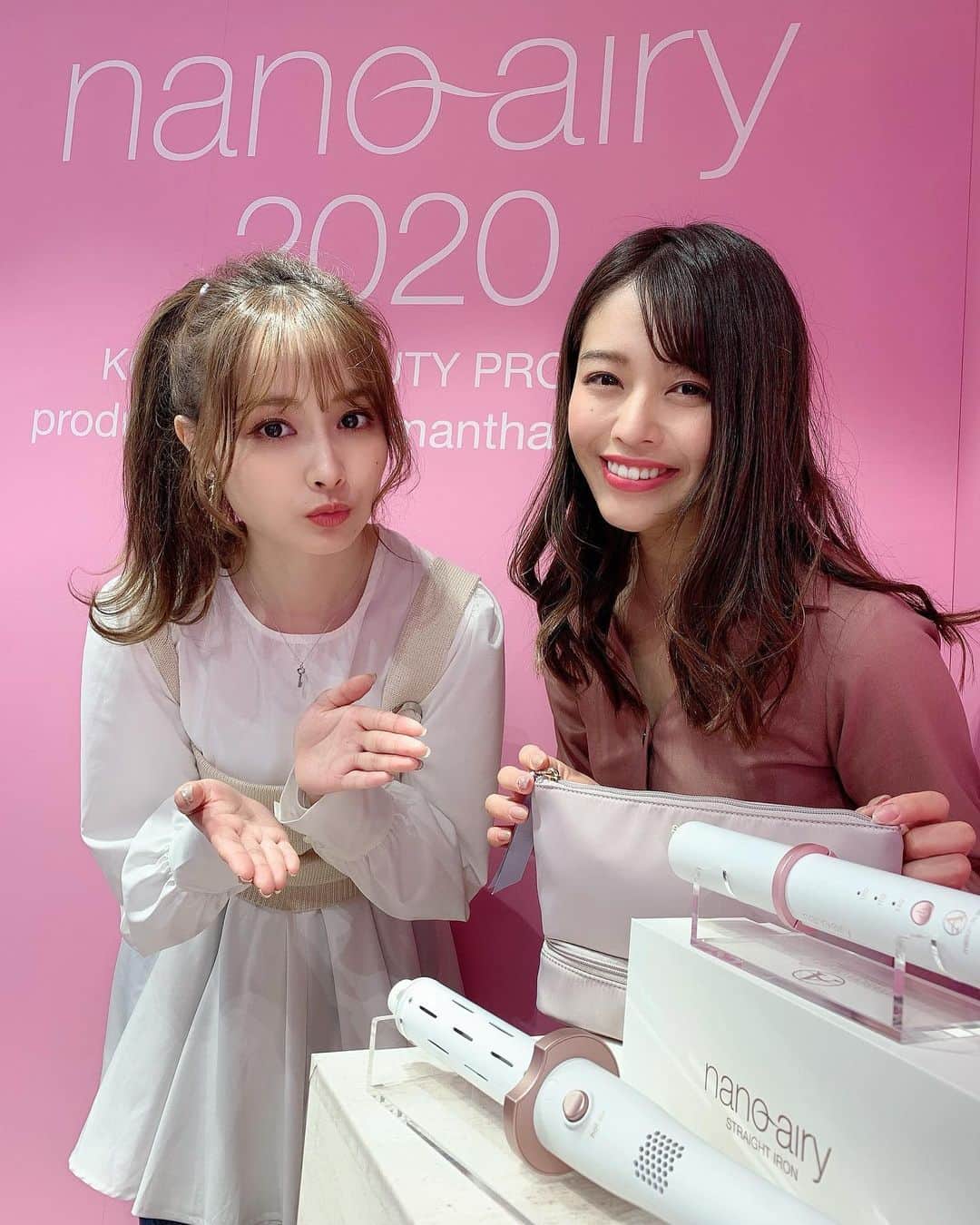 のインスタグラム：「この間、みちゃと一緒に @samantha.thavasa.info から新しく出た ヘアアイロンの発表会に行ってきたよ💓 . 小泉成器との共同開発なんやって✨ 300gもないくらいめっちゃ軽くてコンパクト🌟 そして充電式のコードレスなの！ 旅行の時とか、スポーツ後とか 直したいけど一回お家帰るのもなぁって 悩む場面がめちゃめちゃあるからこれはありがたすぎる、、！ . 見た目も可愛いしこれは最高では🥺 プレゼントにも喜ばれそう💓 . #samanthathavasa#samanthananoairy#サマンサタバサ#ヘアアイロン#ヘアケア」