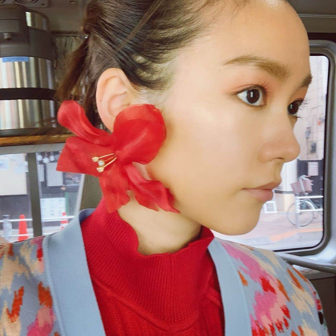 桐谷美玲さんのインスタグラム写真 - (桐谷美玲Instagram)「でっかいお花ピアス🌺気分は南国。早く暖かくなってほしいなあ🙏💓 追伸。寄りの写真を載せるのが最近恥ずかしくって。インスタって難しい。笑」2月20日 15時03分 - mirei_kiritani_