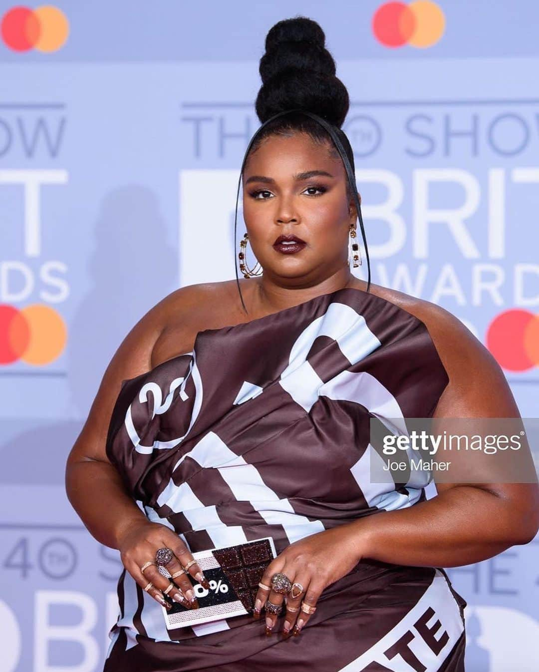 ワーナーミュージック・ジャパン洋楽さんのインスタグラム写真 - (ワーナーミュージック・ジャパン洋楽Instagram)「【Lizzo】 先日行われたUKの音楽アワード・ショー「2020 BRIT Awards」でのリゾに注目‼️ ✨ 甘いチョコレートスタイルをイメージしたドレスを着用してレッドカーペットで披露🍫💫 ✨ チョコレートと見立てたクラッチバッグをかぶりつく一面も😆❣️ ✨ とても可愛くてリゾにぴったりな衣装ですね🥰 #lizzo #BRITs #chocolate #リゾ #レッドカーペット#洋楽」2月20日 15時05分 - warnermusicjp_intl