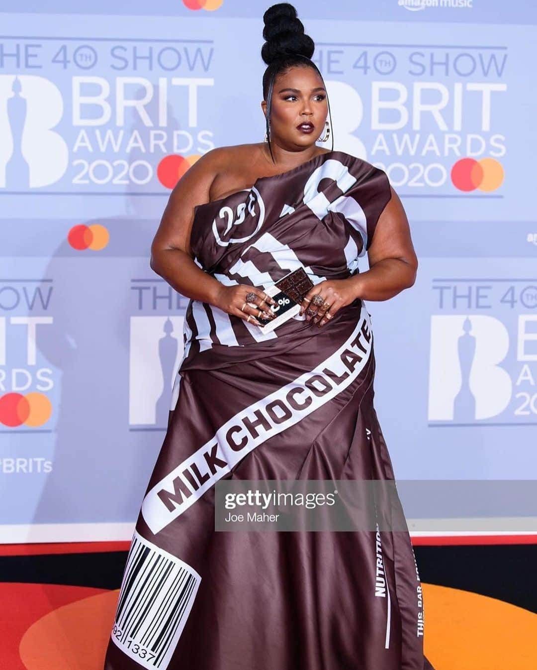 ワーナーミュージック・ジャパン洋楽さんのインスタグラム写真 - (ワーナーミュージック・ジャパン洋楽Instagram)「【Lizzo】 先日行われたUKの音楽アワード・ショー「2020 BRIT Awards」でのリゾに注目‼️ ✨ 甘いチョコレートスタイルをイメージしたドレスを着用してレッドカーペットで披露🍫💫 ✨ チョコレートと見立てたクラッチバッグをかぶりつく一面も😆❣️ ✨ とても可愛くてリゾにぴったりな衣装ですね🥰 #lizzo #BRITs #chocolate #リゾ #レッドカーペット#洋楽」2月20日 15時05分 - warnermusicjp_intl