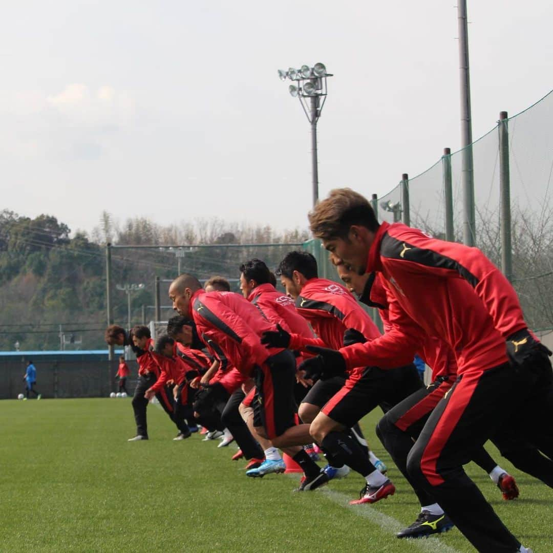 京都サンガF.C.さんのインスタグラム写真 - (京都サンガF.C.Instagram)「本日のトレーニングの模様📸をお届けします‼️ #魅せようKYOTOの一体感 #sanga #京都サンガ #闘紫 #TEAM京都 #森脇良太 #石櫃洋祐 #中野克哉 #川﨑颯太 #ピーターウタカ #ヨルディバイス #飯田貴敬 #レナンモッタ」2月20日 15時13分 - kyotosanga_official