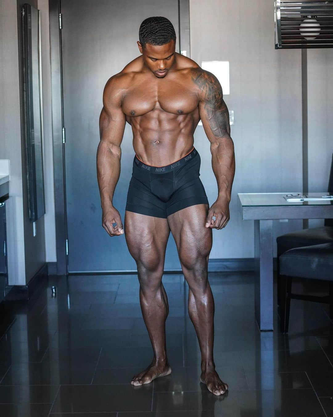 Simeon Pandaさんのインスタグラム写真 - (Simeon PandaInstagram)「STRENGTH, BODYBUILDING OR FITNESS, which drives you more & why? ⤵️⁣ ⁣ 🏋🏾‍♂️ STRENGTH⁣ I’ve been training for about 19yrs and initially I was all about strength. I wanted to be as strong as possible, I revelled in every small step of strength progression I made. In all honesty my physique is a byproduct of chasing strength goals, sure I followed a structured plan ‘eventually,’ (that would develop my physique) but in the beginning it really was all about being as strong as possible.⁣ ⁣ 💪🏾 BODYBUILDING ⁣ Jump about 10 years+ of consistent training (circa 2012) and I decided to compete, which of course meant analysing my physique, and restructuring my training routines to make improvements where needed. ⁣ Although I have no desire to compete any time soon, I will say to anyone considering it that it does hone you in on improving your weak points. ⁣ ⁣ 🏃🏾FITNESS⁣ Jump almost another decade and at this present time, along with strength I am also very much leaning towards fitness with less concern about improving my physique. ⁣ I have no desire to increase the size of my upper body whatsoever 😅 I do however still enjoy seeing progress with my legs. ⁣ ⁣ 👉🏾 In conclusion I will always enjoy lifting heavy and trying to improve my strength, that is and will always be a staple of why I train. However as I said, general fitness has now captured my attention, I have even found myself sometimes sacrificing weight training time for cardio 😳, but seeing as I weight train 7 days a week, it‘s nothing to panic about 😅⁣ ⁣ For FREE diet tips and training routines, or download programs at 📲 SIMEONPANDA.COM⁣⁣⁣ | Follow @innosupps ⚡️ for the supplements I use👌🏾⁣ ⁣ #simeonpanda #bodybuilding #fitnessmotivation」2月21日 2時11分 - simeonpanda