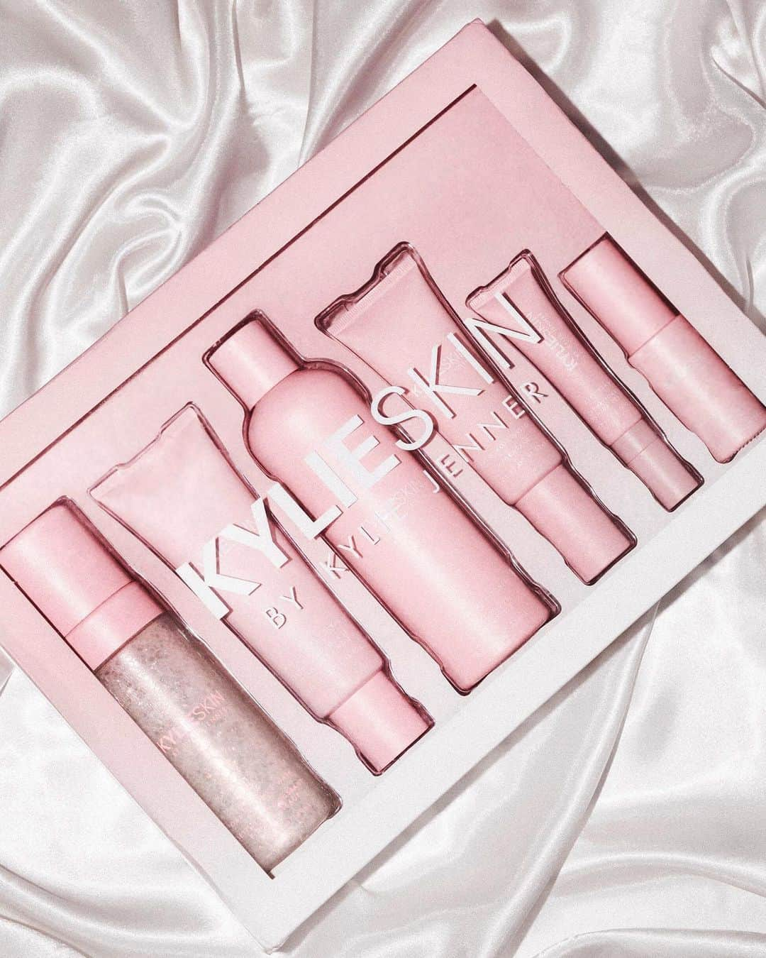 Kylie Cosmeticsさんのインスタグラム写真 - (Kylie CosmeticsInstagram)「@kylieskin sets are back in stock now! 💗 shop on kylieskin.com ✨ #kylieskin」2月21日 2時06分 - kyliecosmetics