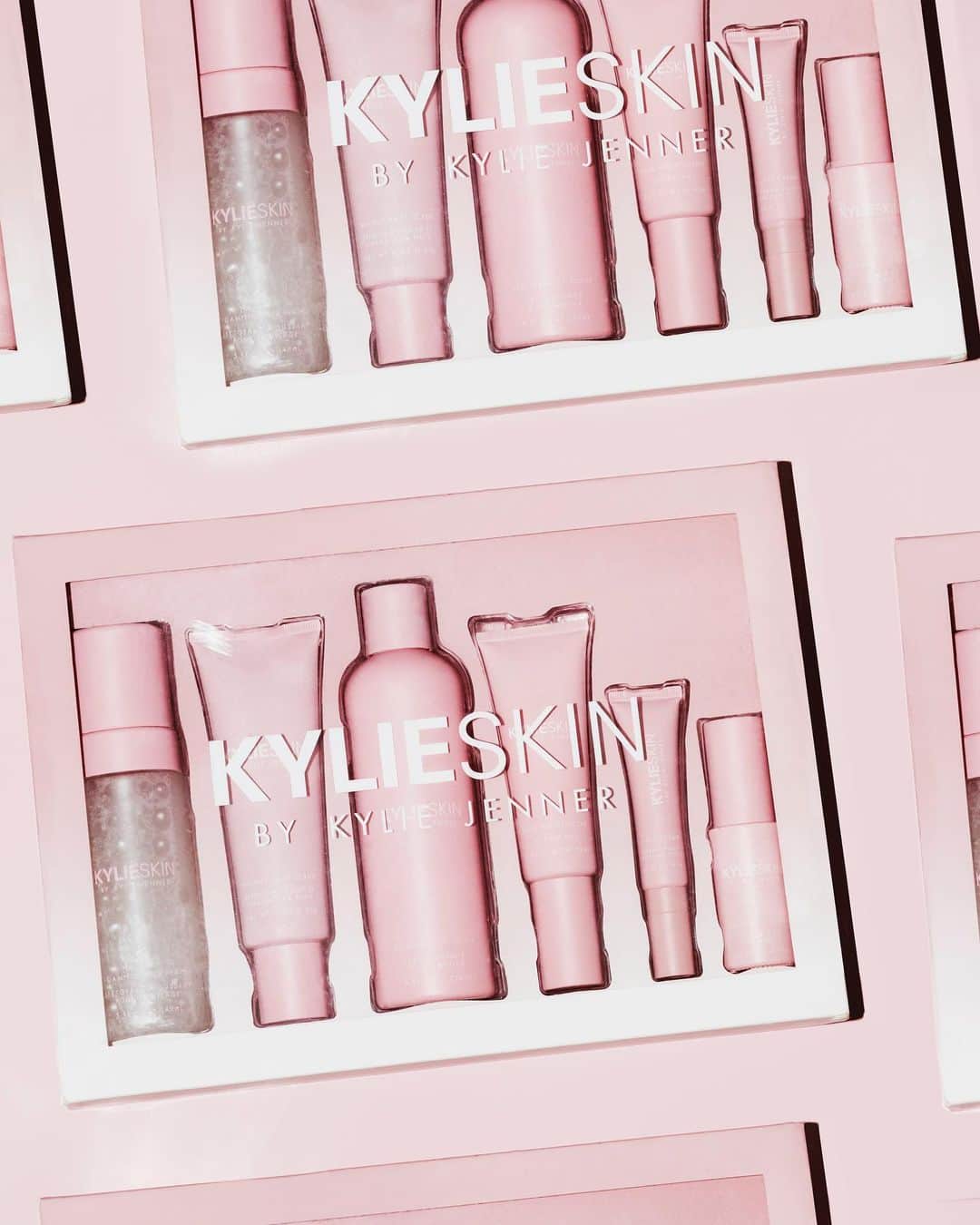 Kylie Cosmeticsさんのインスタグラム写真 - (Kylie CosmeticsInstagram)「@kylieskin sets are back in stock now! 💗 shop on kylieskin.com ✨ #kylieskin」2月21日 2時06分 - kyliecosmetics