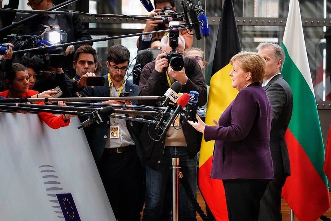 アンゲラ・メルケルさんのインスタグラム写真 - (アンゲラ・メルケルInstagram)「Auftakt in Brüssel: Heute verhandeln die Staats- und Regierungschefs der EU über den Haushalt für die nächsten 7 Jahre: "Deutschland kommt hierher mit einer großen Entschlossenheit, eine Lösung zu finden", sagt Kanzlerin Merkel. "Aber es ist eine komplizierte Aufgabe und sicherlich müssen da auch große Differenzen überwunden werden." --- Kick-off in Brussels: Today, EU heads of state and government are negotiating the EU budget for the next 7 years. Chancellor Merkel says, Germany comes here with a great determination to find a solution. It is a complicated task and major differences have to be overcome. . . . #EU #Brüssel #Brussels #Kanzlerin #Merkel #Haushalt」2月21日 0時52分 - bundeskanzlerin