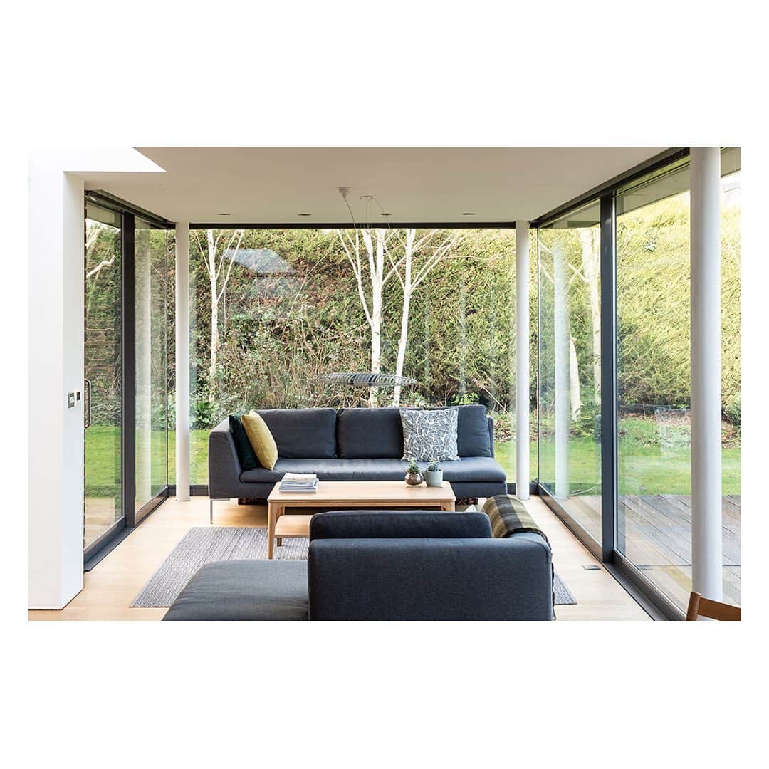The Modern Houseさんのインスタグラム写真 - (The Modern HouseInstagram)「#forsale Glass House: a seamlessly renovated Hertfordshire home with extensive glazing bringing the outside in. Click the link in our bio for the sales particulars.」2月21日 0時53分 - themodernhouse