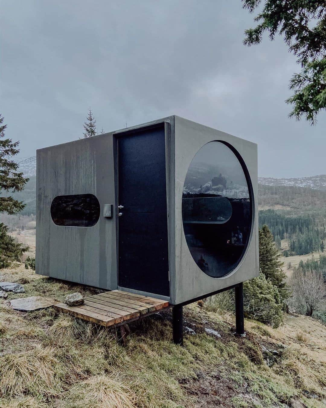 Airbnbさんのインスタグラム写真 - (AirbnbInstagram)「Contemplating the Førde Fjord from Superhost Torstein’s cubic cabin might be the world’s best way to think inside the box. Hike the surrounding mountains or just follow the cows and sheep as they wander the wild landscape. In summer, wait until about midnight before heading down to the water for a sunset swim.  Photo: @cheyennedekeyser」2月21日 1時00分 - airbnb