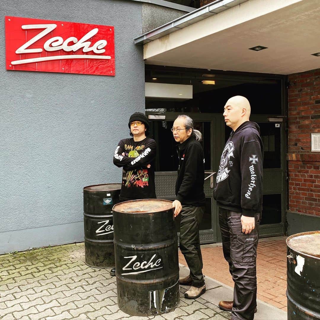 人間椅子さんのインスタグラム写真 - (人間椅子Instagram)「Tour 2  ツアー2カ所目！ #zechebochum #ningenisu #bochum #人間椅子 #ボーフム #nordrheinwestfalen #🇩🇪🇩🇪 #japaneseband #hardrockband」2月21日 1時15分 - ningen_isu